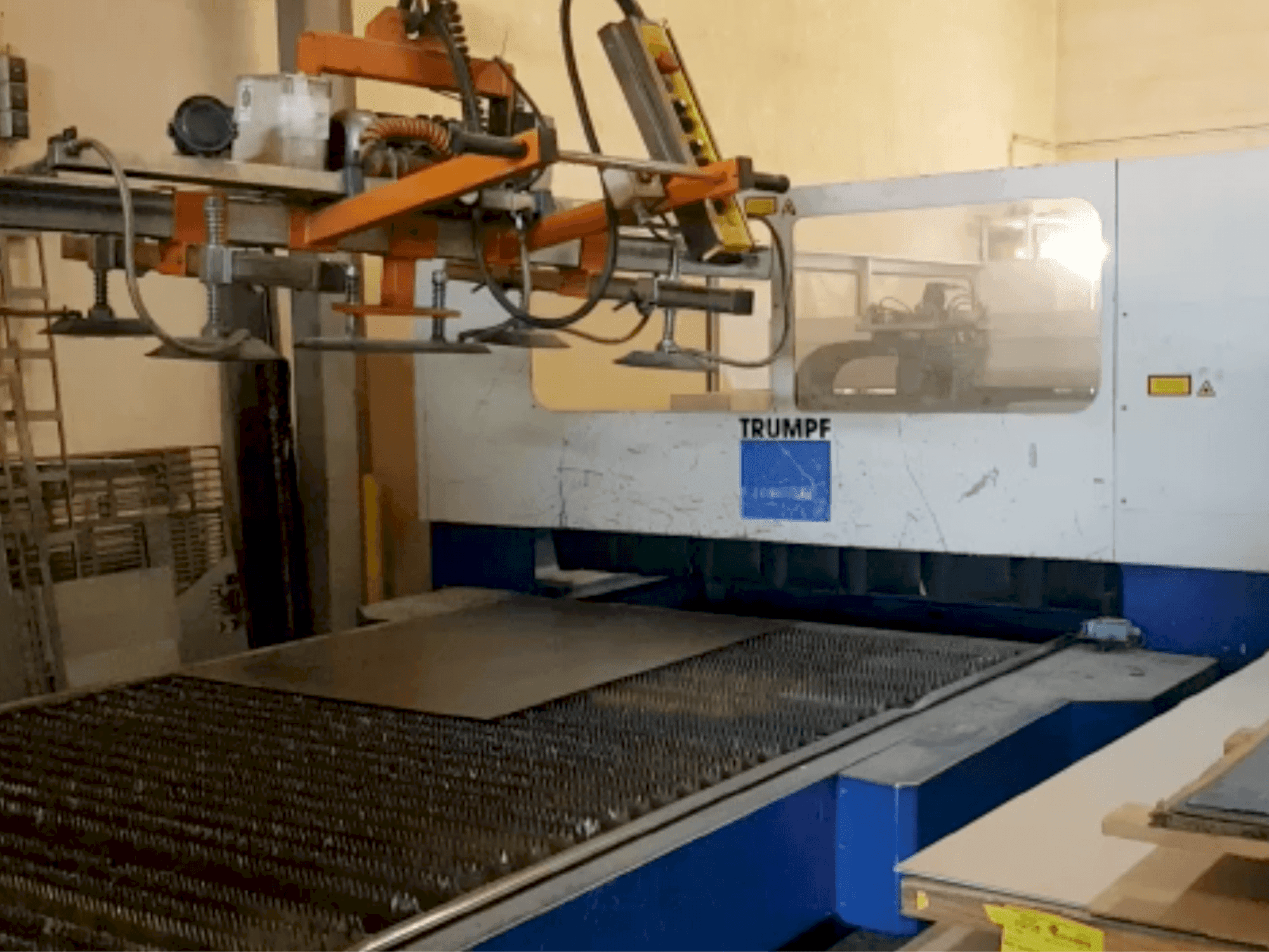 Vooraanzicht van Trumpf Trumatic L3030 machine