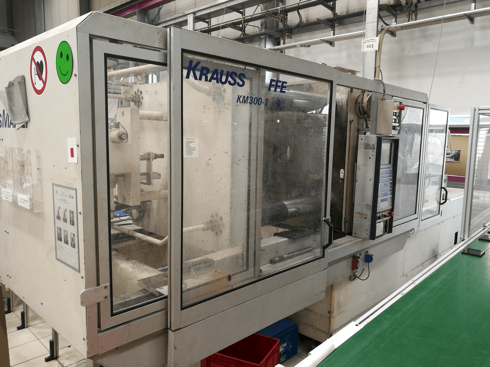 Links zicht van Krauss Maffei KM 300-1400 C2 machine