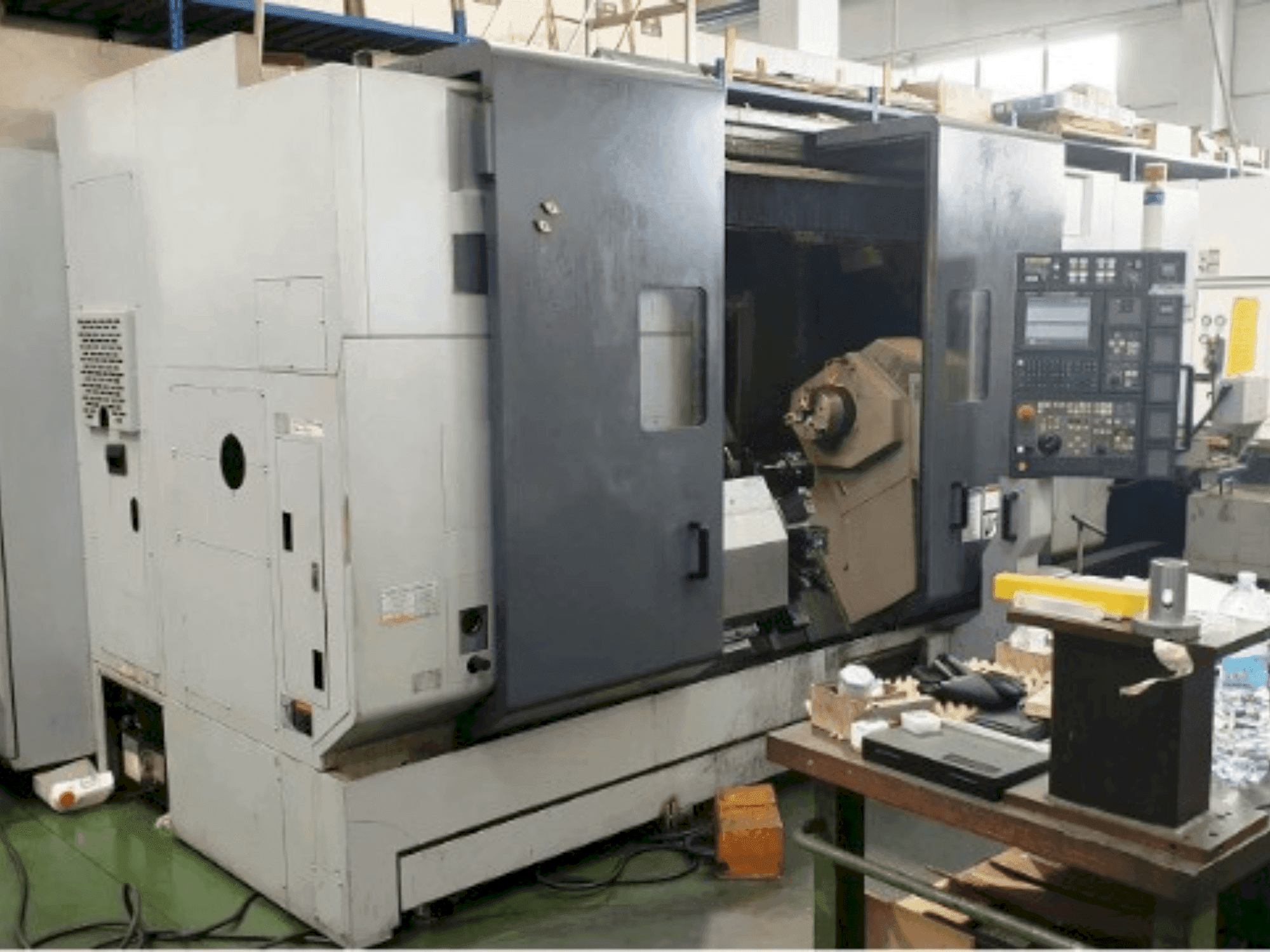 Vooraanzicht van MORI SEIKI MT2000 SZ machine
