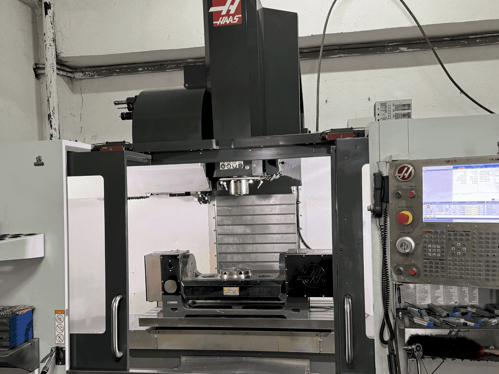 Vooraanzicht van HAAS VF-5/40TR machine