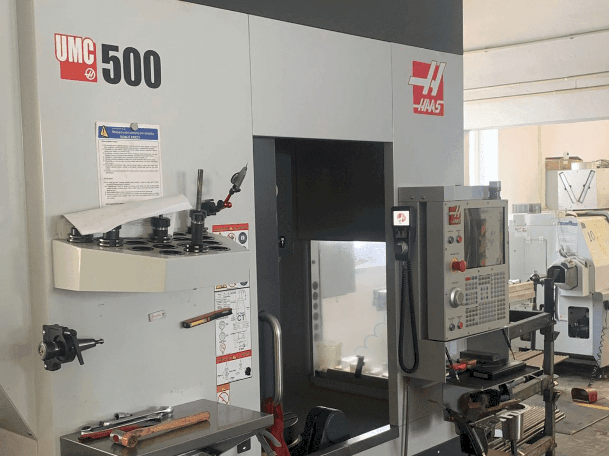 Vooraanzicht van HAAS UMC 500 machine