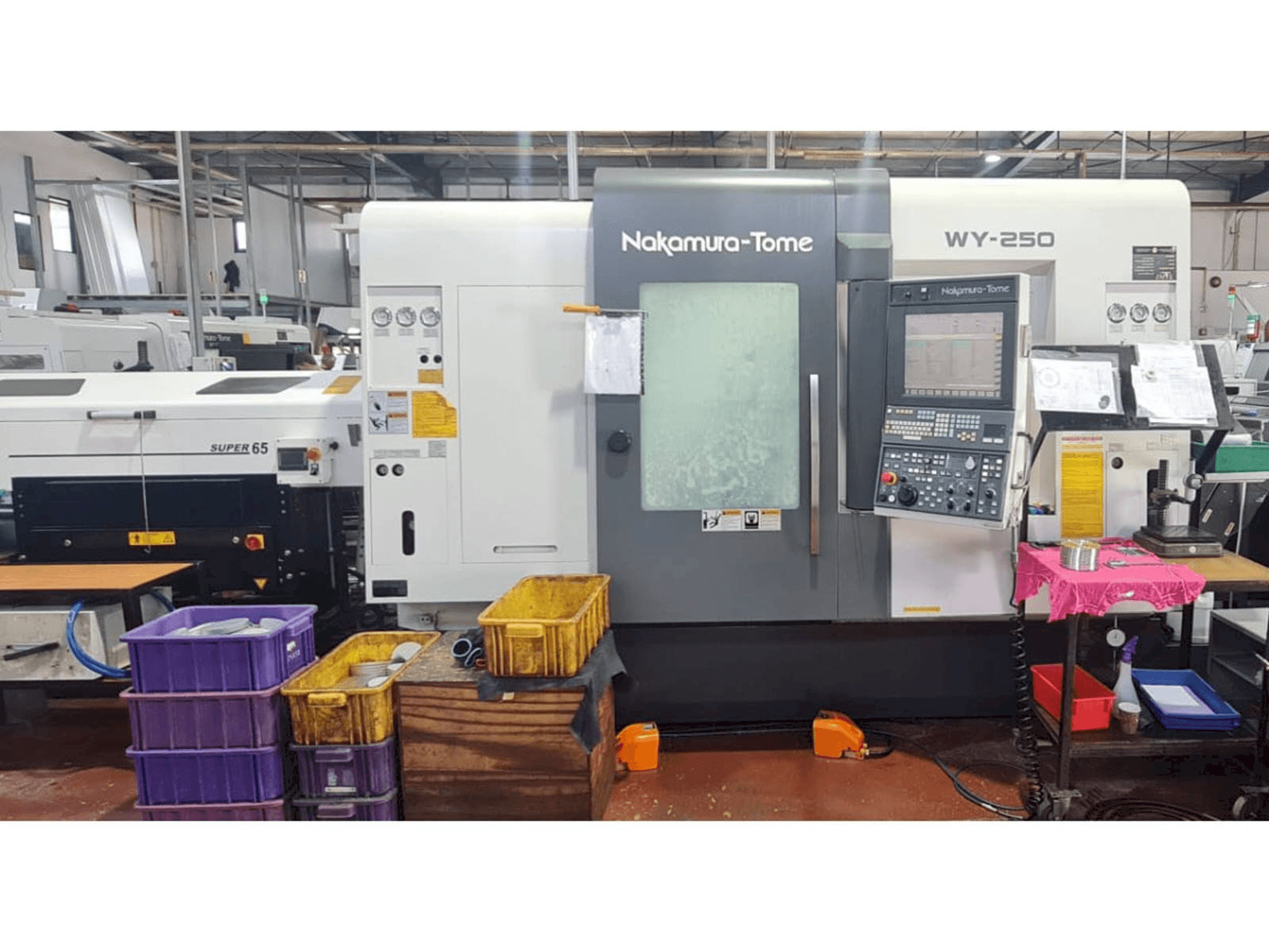 Vooraanzicht van NAKAMURA-TOME WY 250 machine