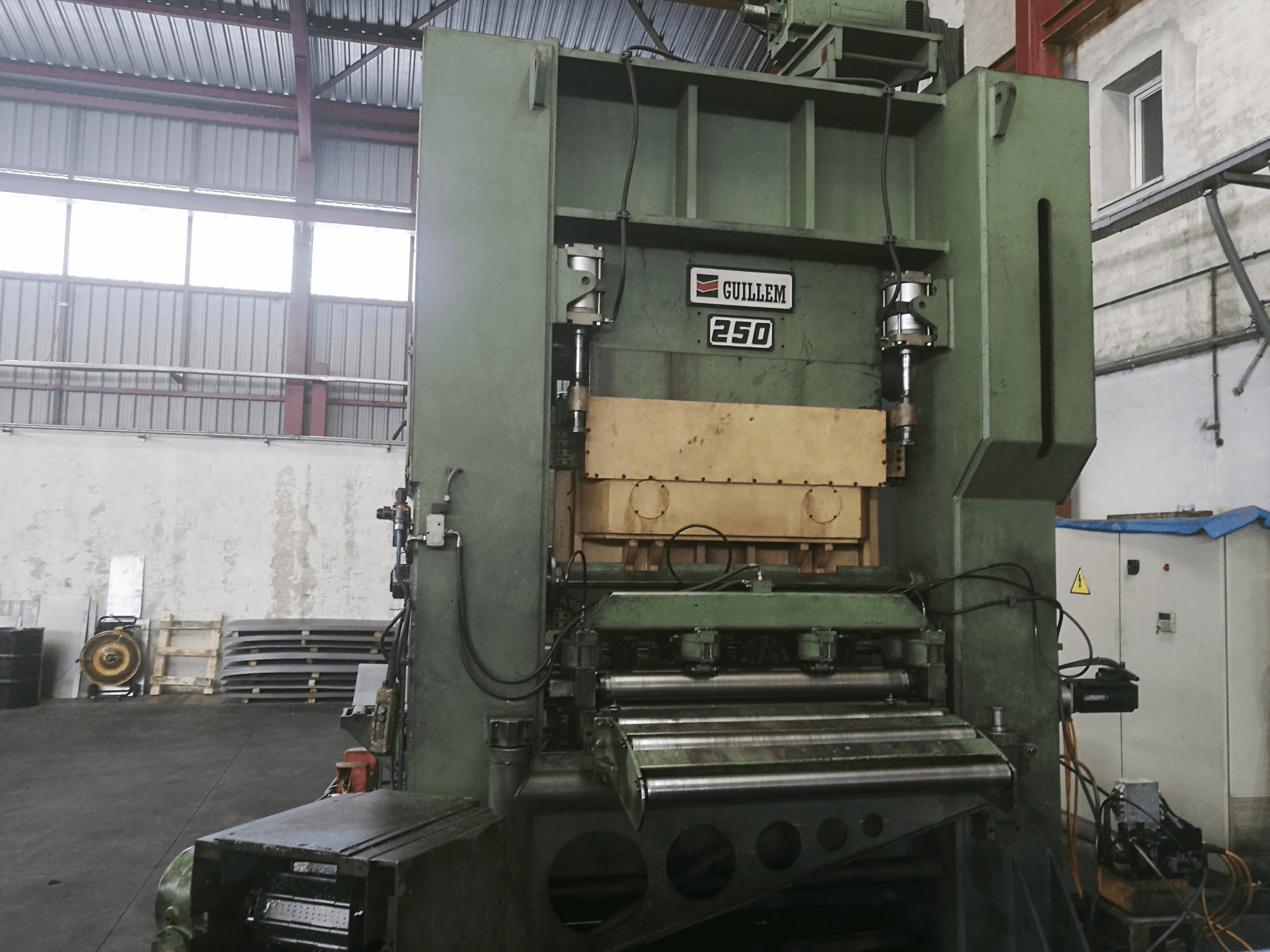 Vooraanzicht van GUILLEM D2.250 machine