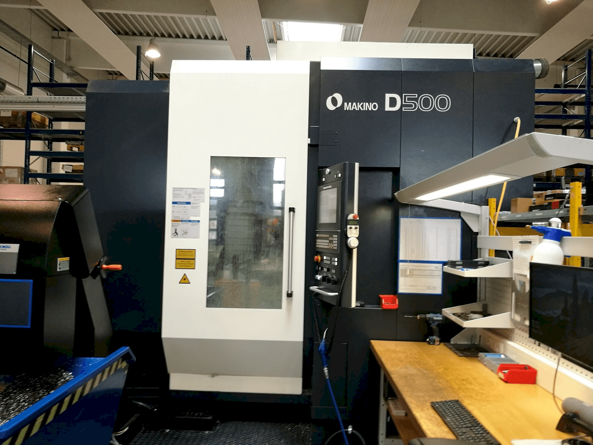 Vooraanzicht van Makino D500 machine