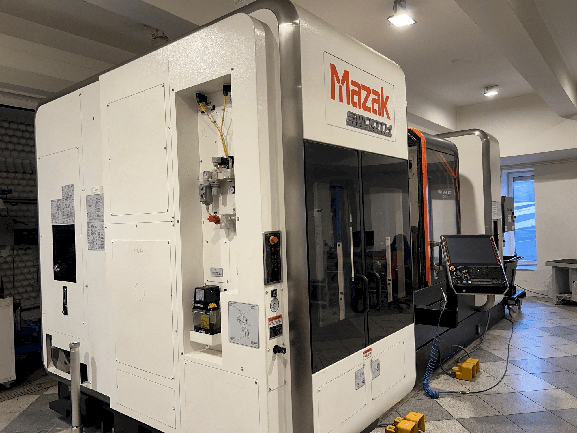 Vooraanzicht van Mazak Integrex i-200S machine