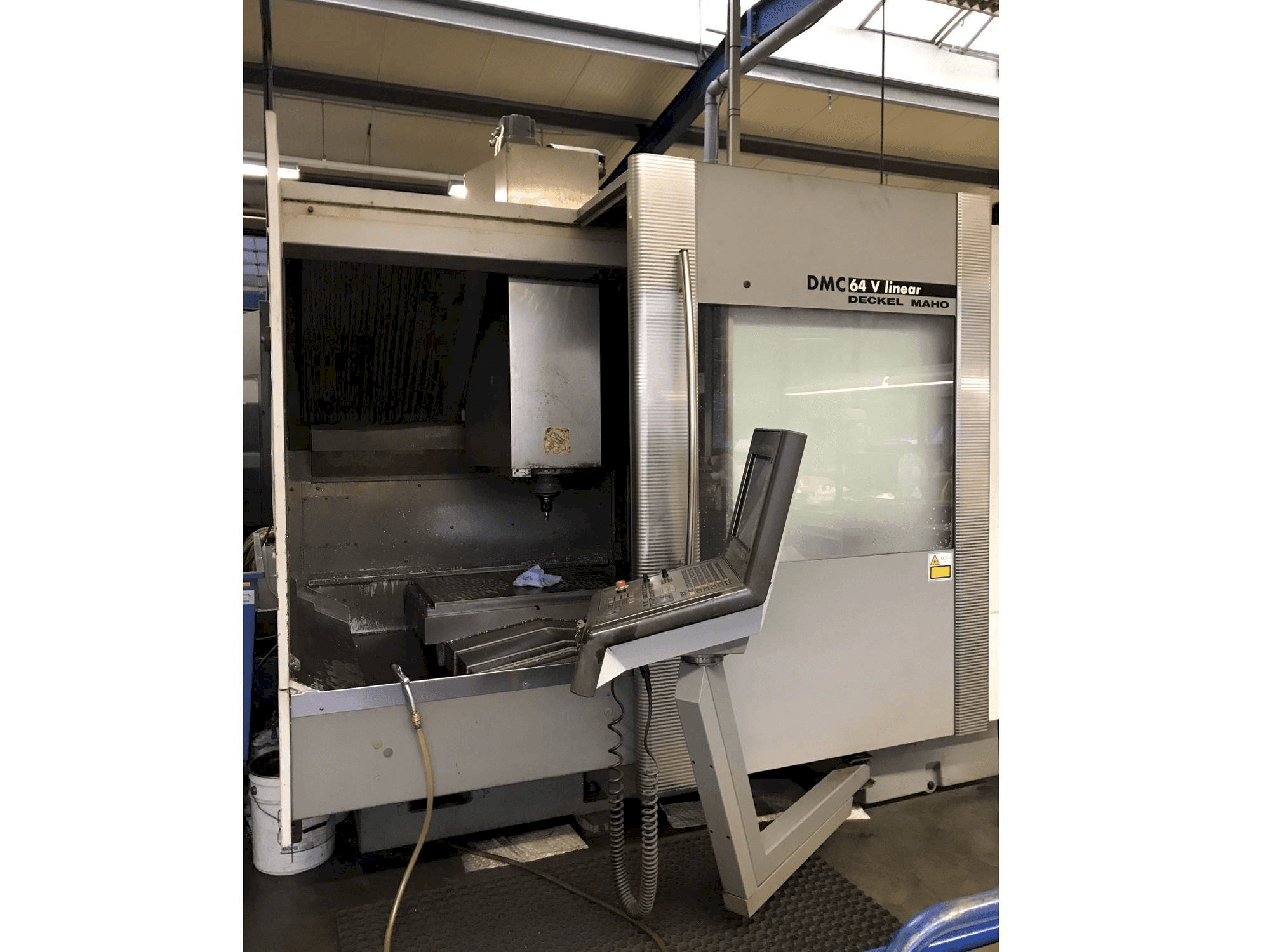 Linkerzijdeaanzicht van DECKEL MAHO DMC 64V Linear machine