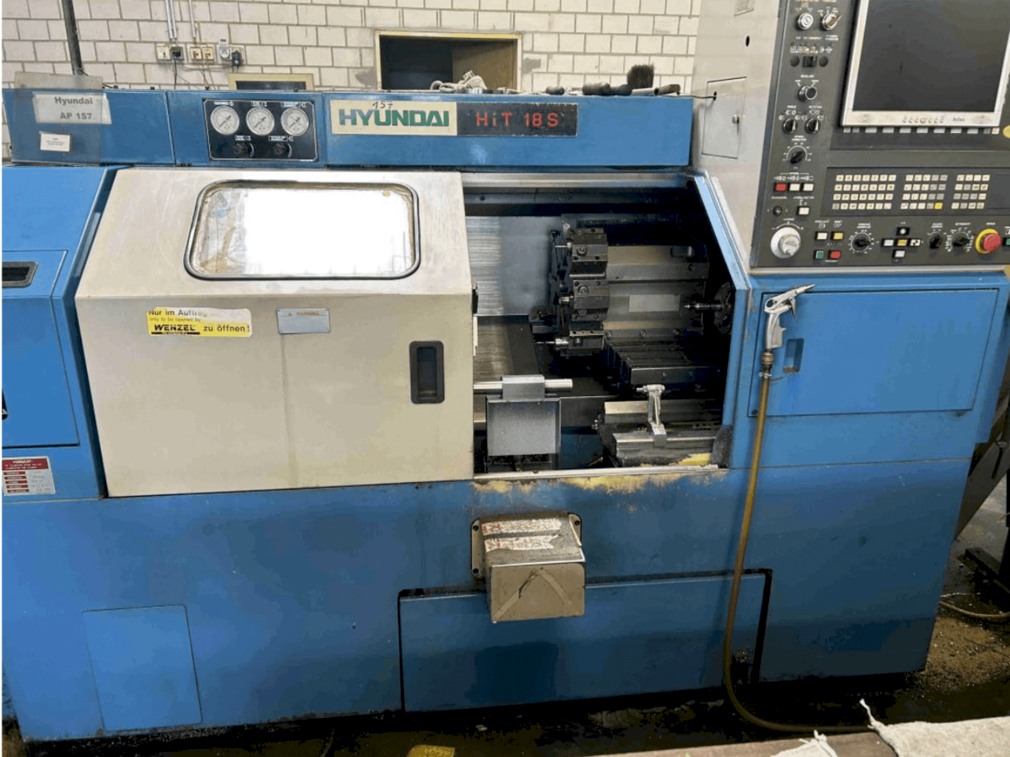 Vooraanzicht van Hyundai HIT-18S machine