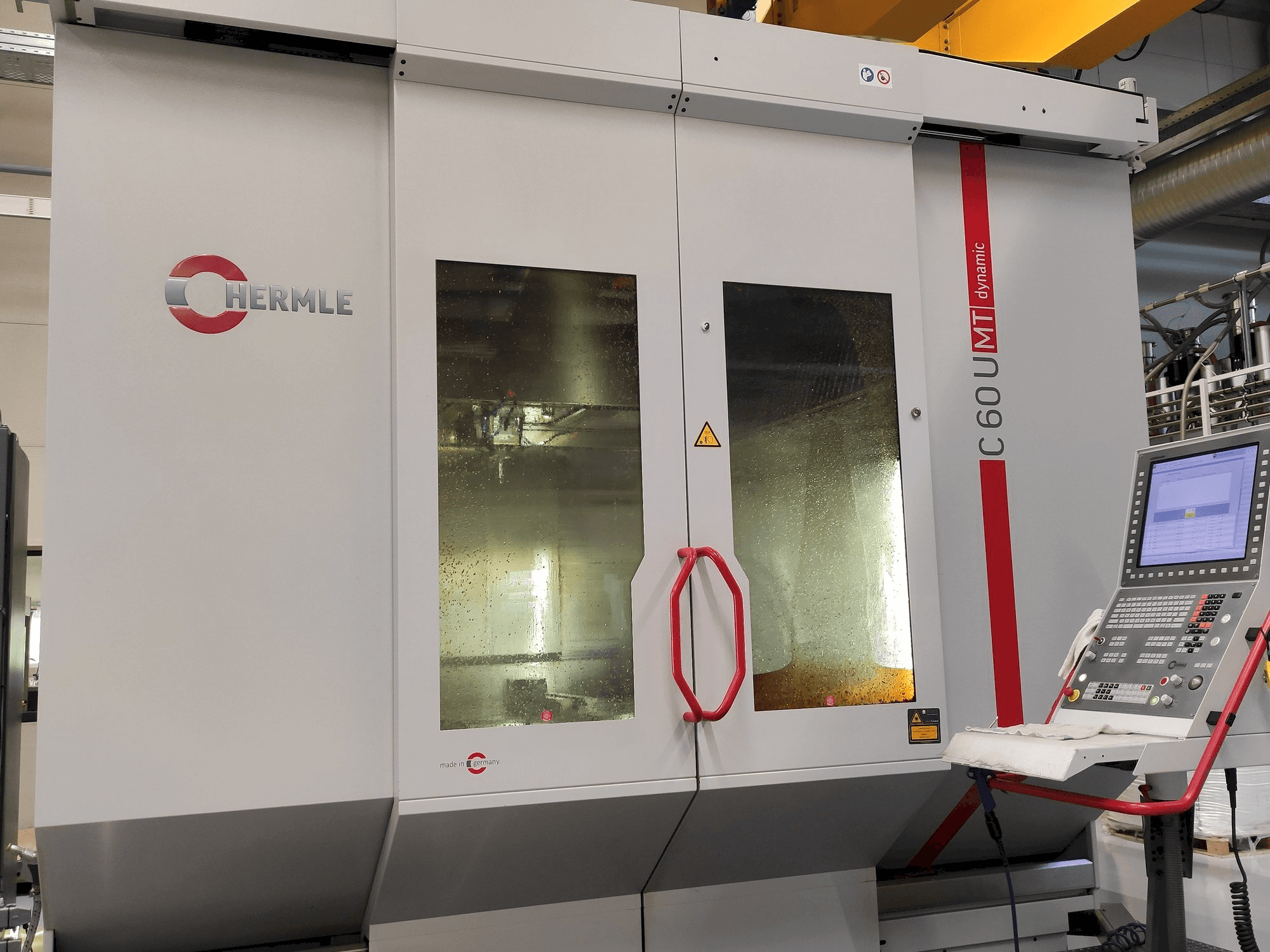 Vooraanzicht van HERMLE C 60 U MT machine