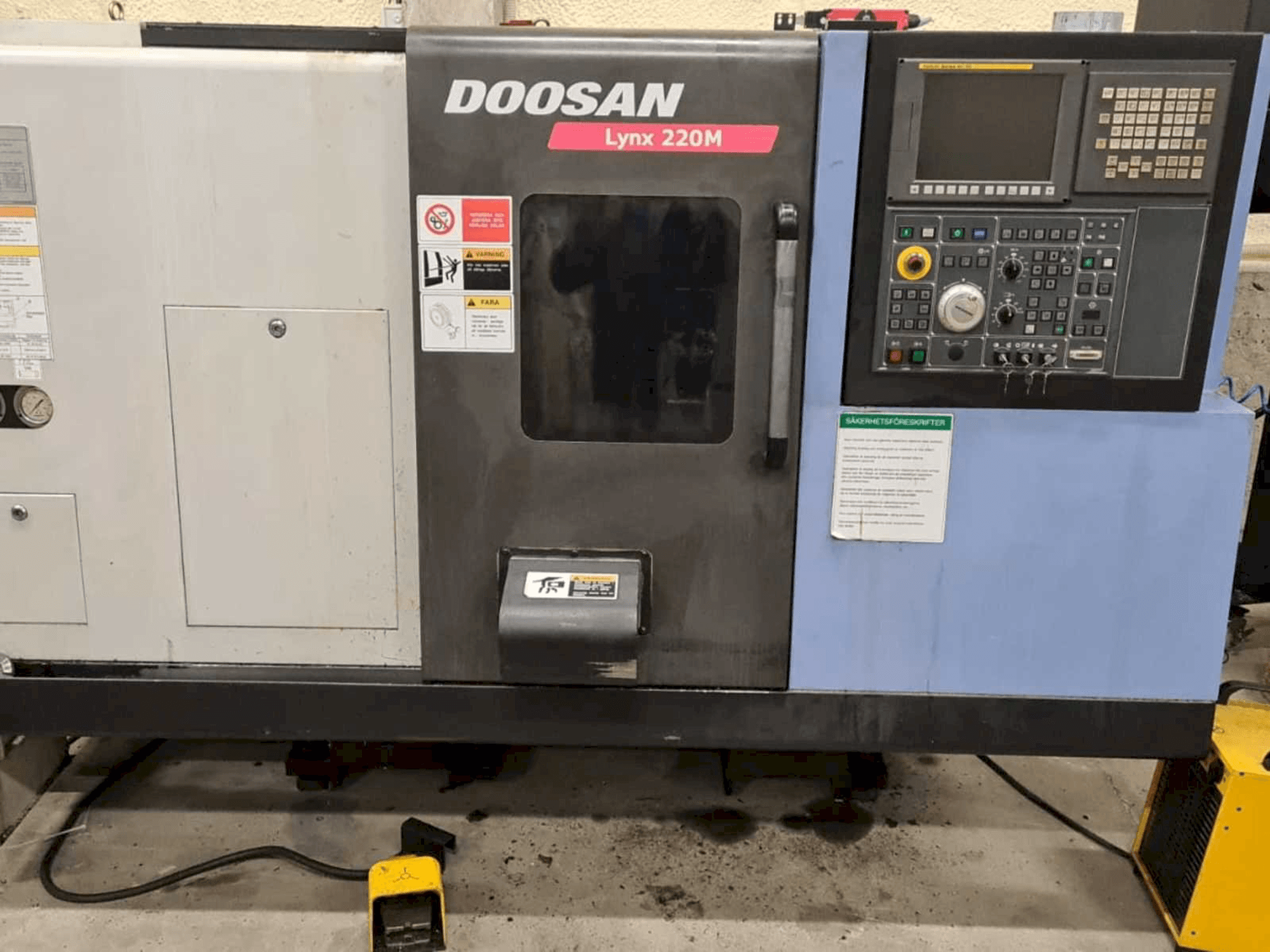 Vooraanzicht van Doosan Lynx 220MA + bar feeder LNS Express machine