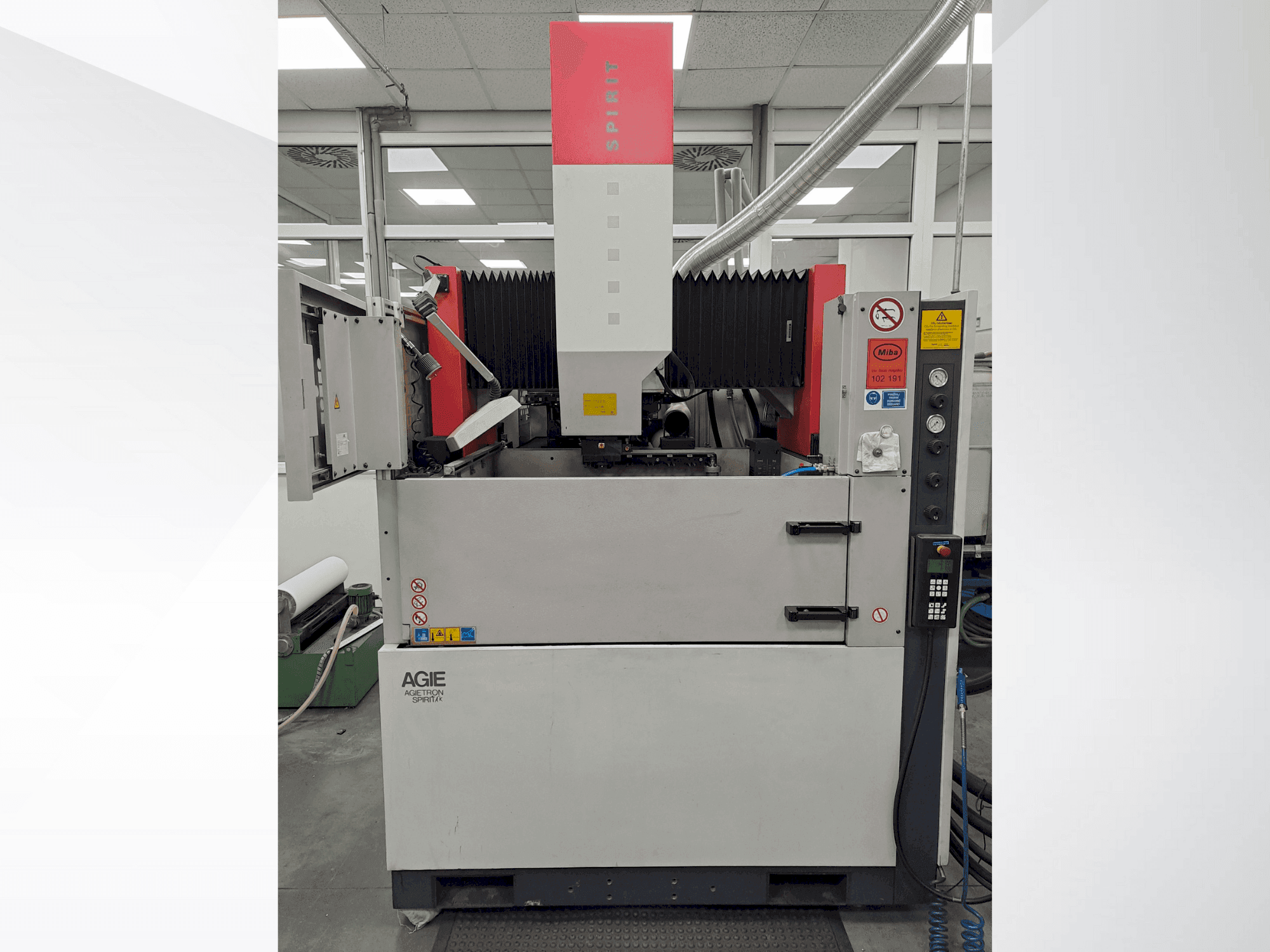 Vooraanzicht van AGIE AGIETRON SPIRIT 4 machine