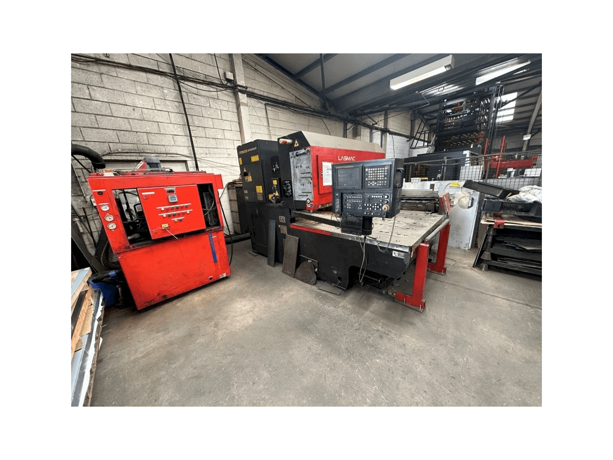 Vooraanzicht van AMADA Lasmac LC1212A3 machine