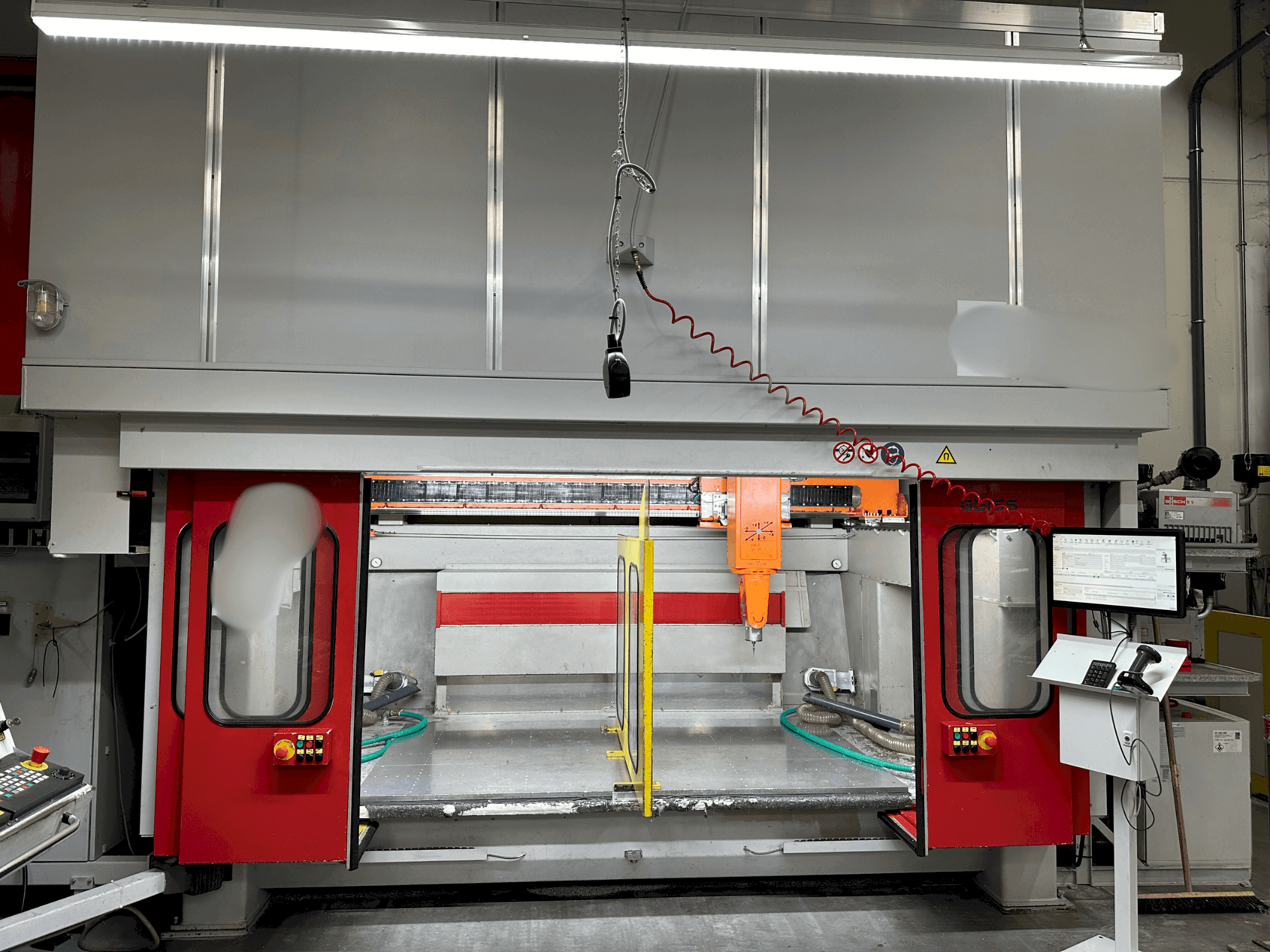 Vooraanzicht van GEISS 2000 x 1000 LIN machine