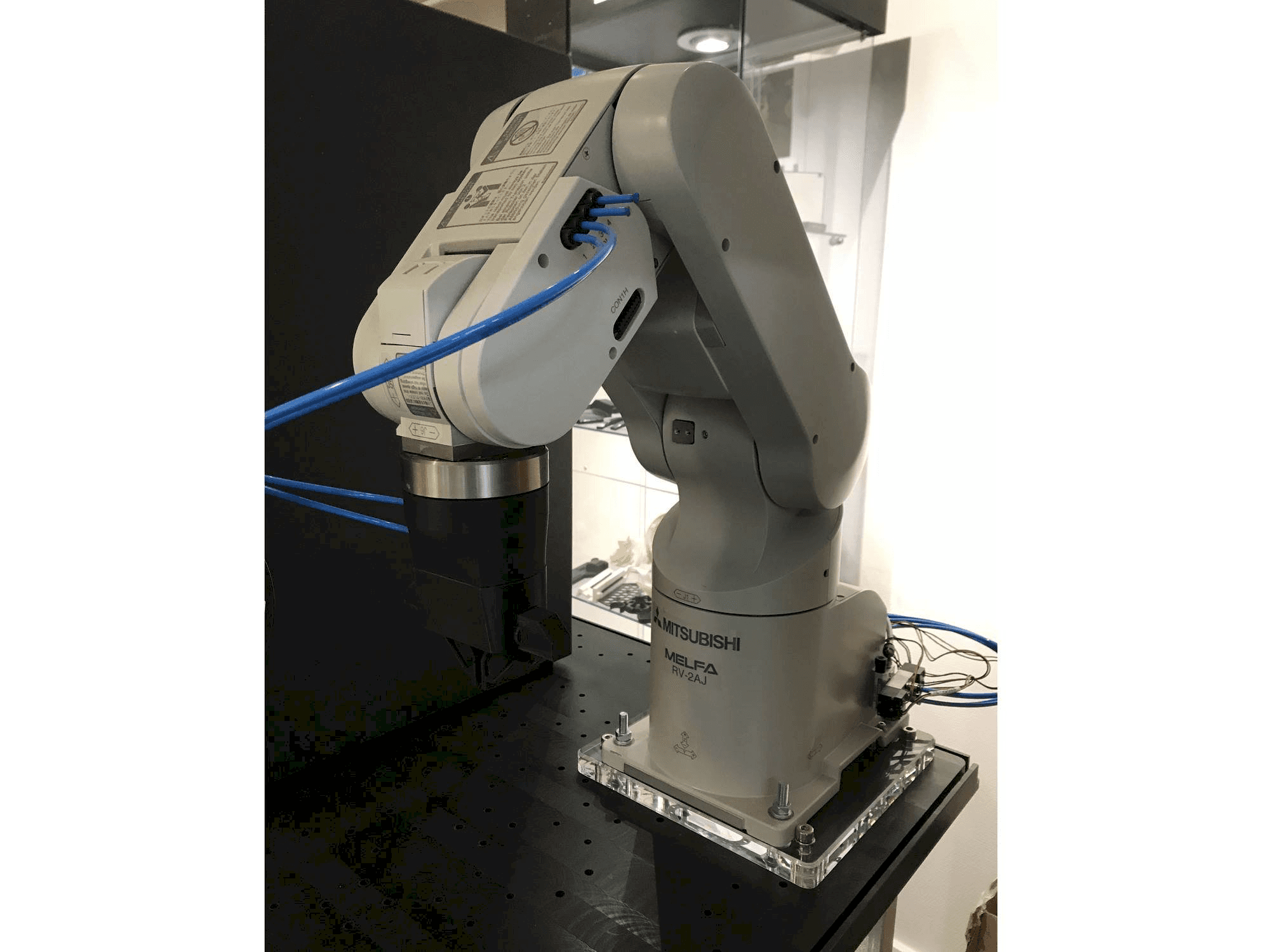 Vooraanzicht van Mitsubishi RV-2AJ machine