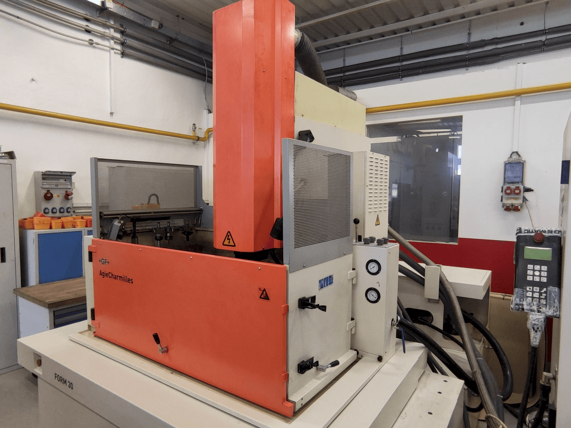 Vooraanzicht van AgieCharmilles FORM 30 machine