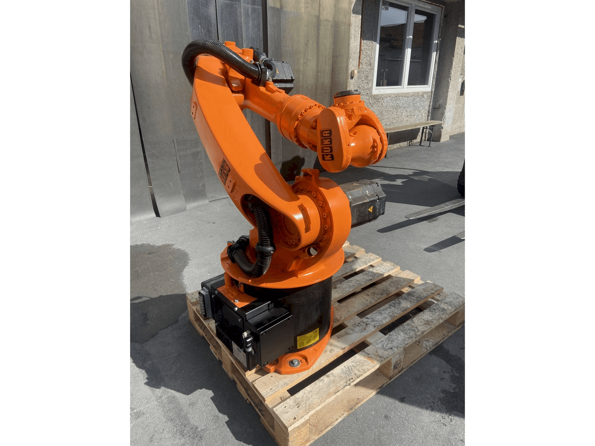 Vooraanzicht van KUKA Kr16 machine