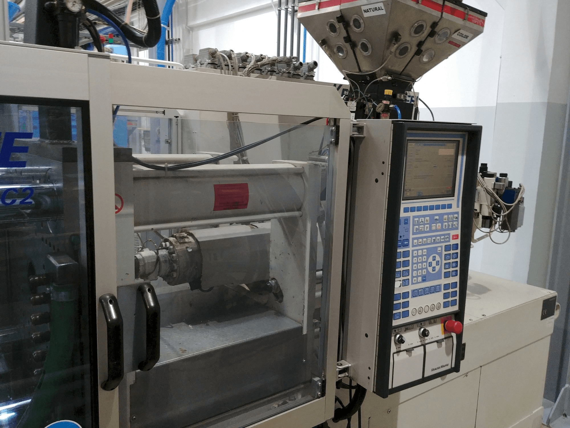 Links zicht van Krauss Maffei KM 80-220 C machine