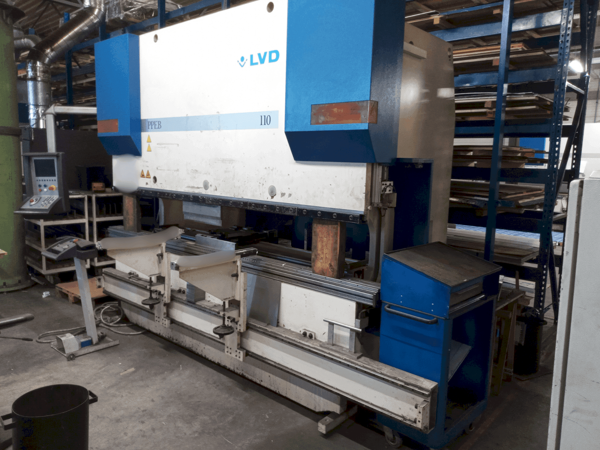 Vooraanzicht van LVD PPEB 110/30 machine