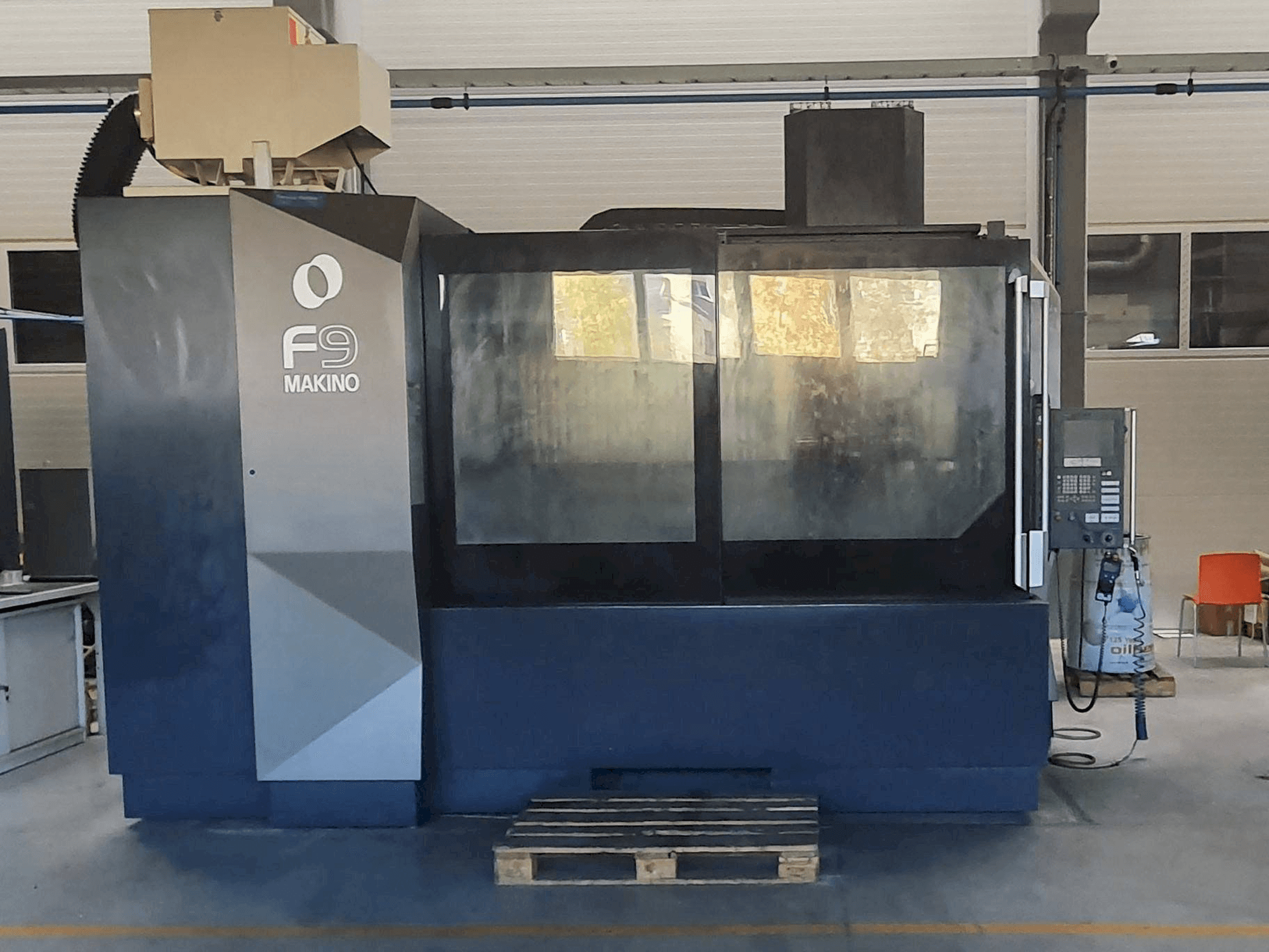Vooraanzicht van Makino F9 machine