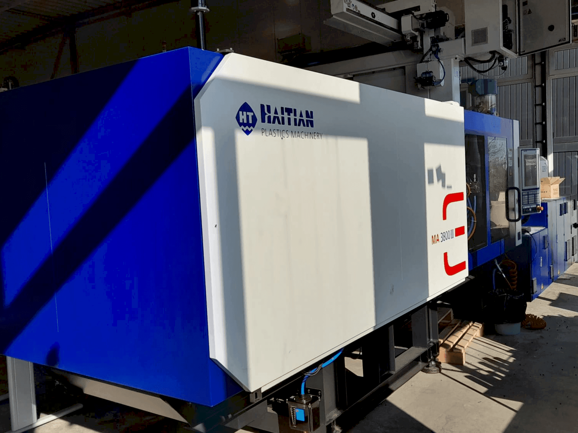 Vooraanzicht van HAITIAN MA 3800 III machine