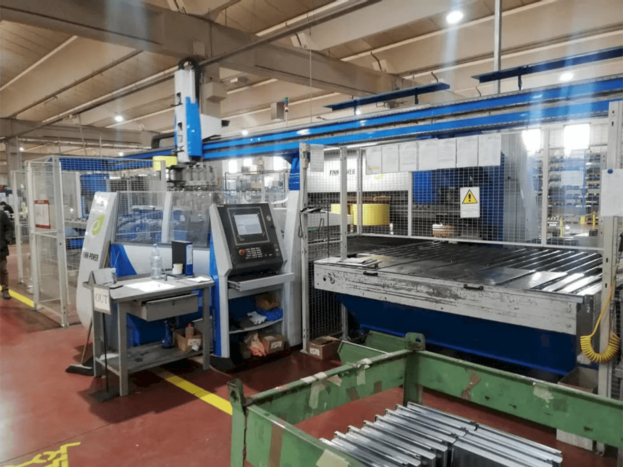 Vooraanzicht van Finn-Power EBE5 machine