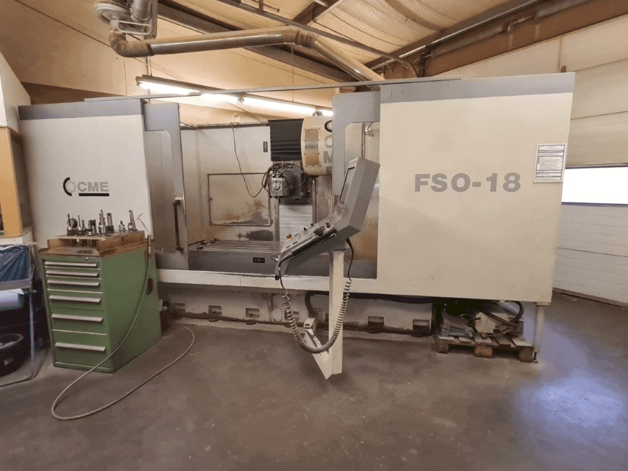Vooraanzicht van CME FSO-18 machine