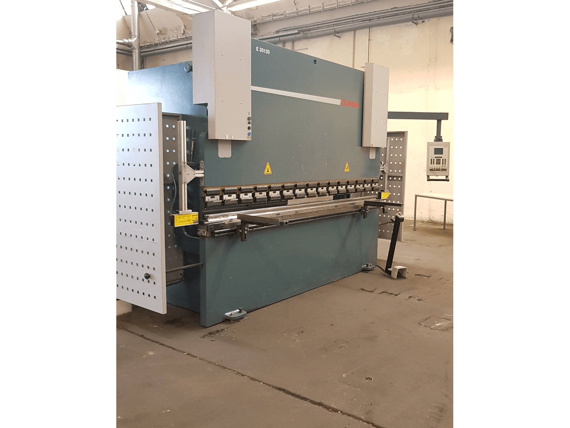 Vooraanzicht van Dumazlar E 30120 machine