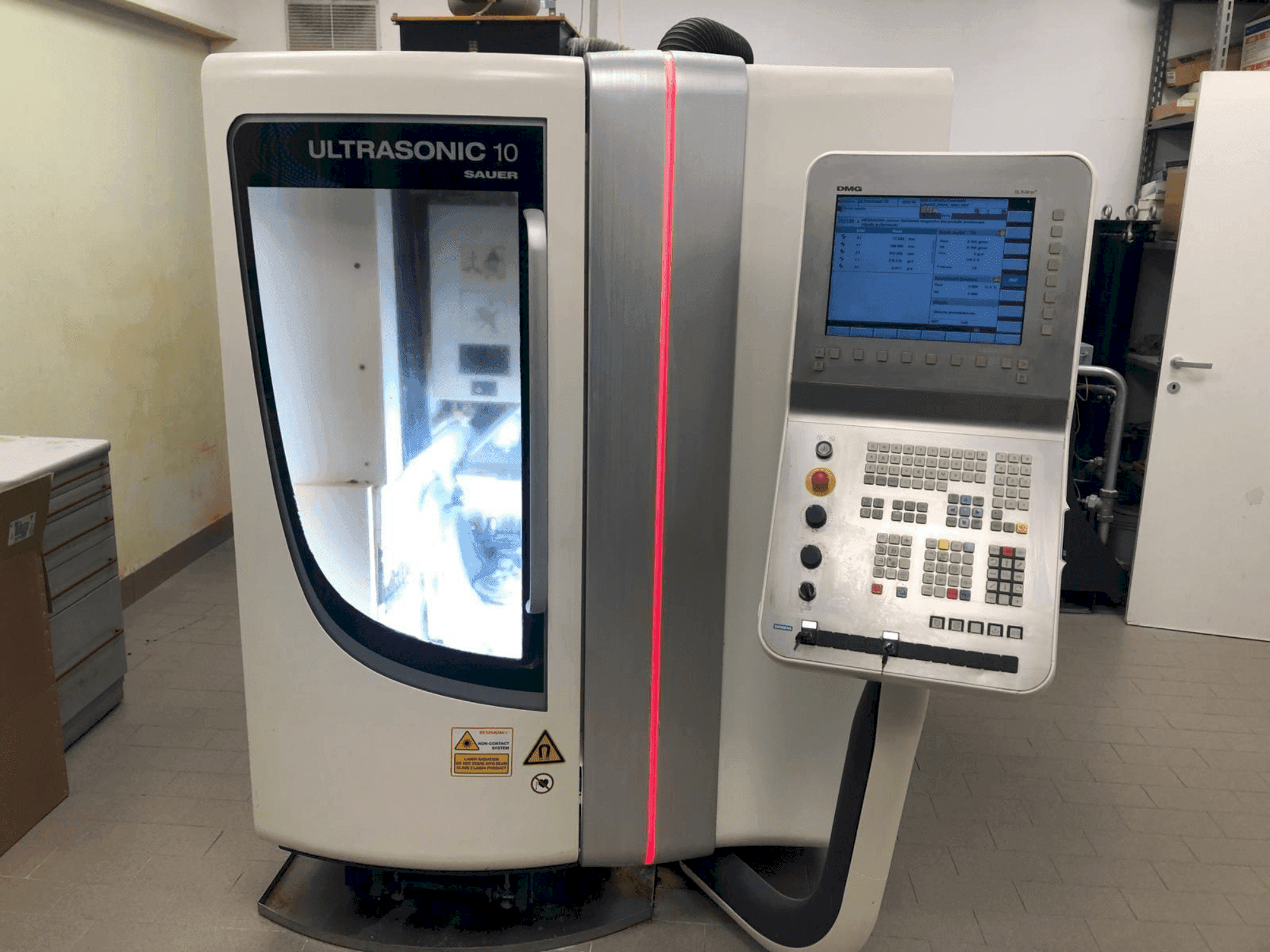 Vooraanzicht van DMG SAUER ULTRASONIC 10 Sauer machine