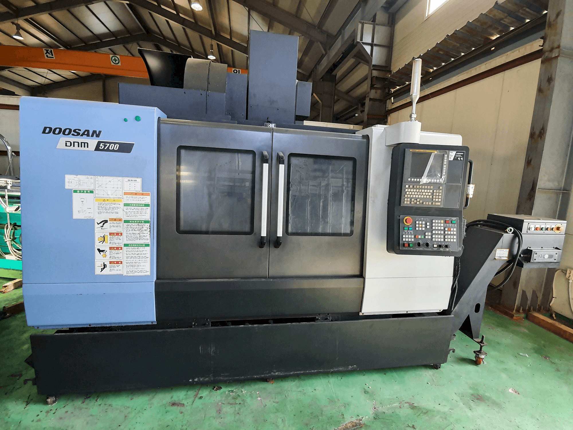 Vooraanzicht van Doosan DNM5700 machine