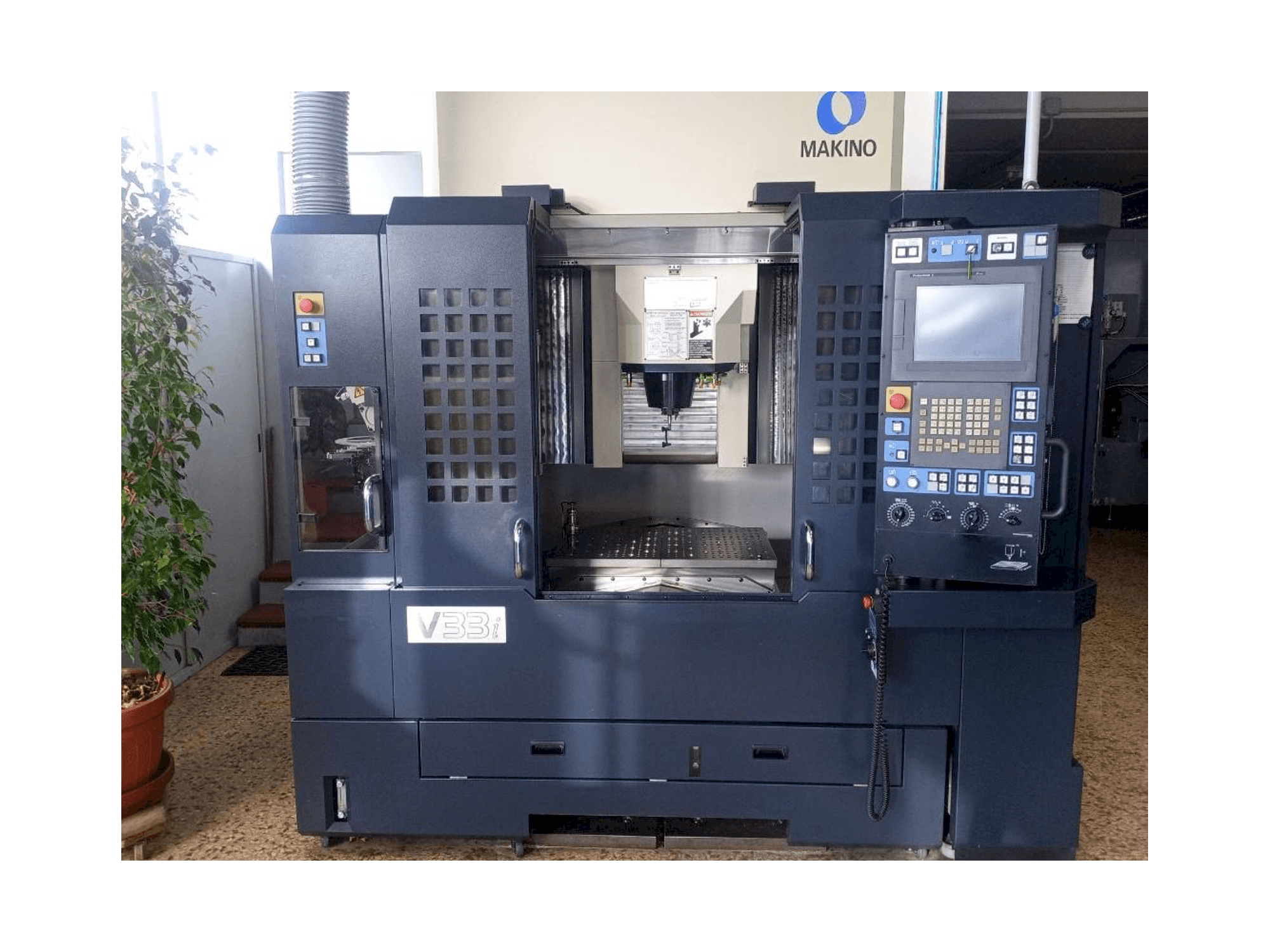 Vooraanzicht van Makino V33i A15F machine