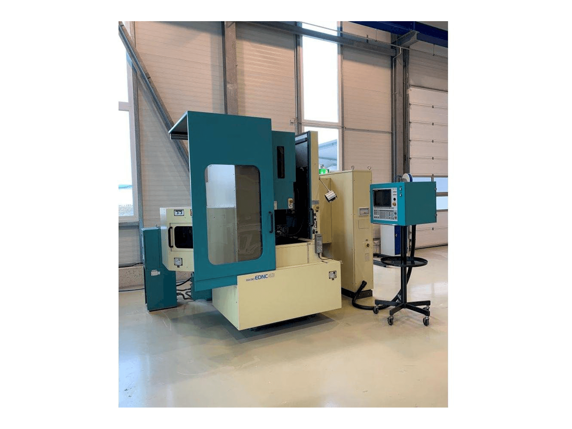 Vooraanzicht van Makino EDNC43 machine