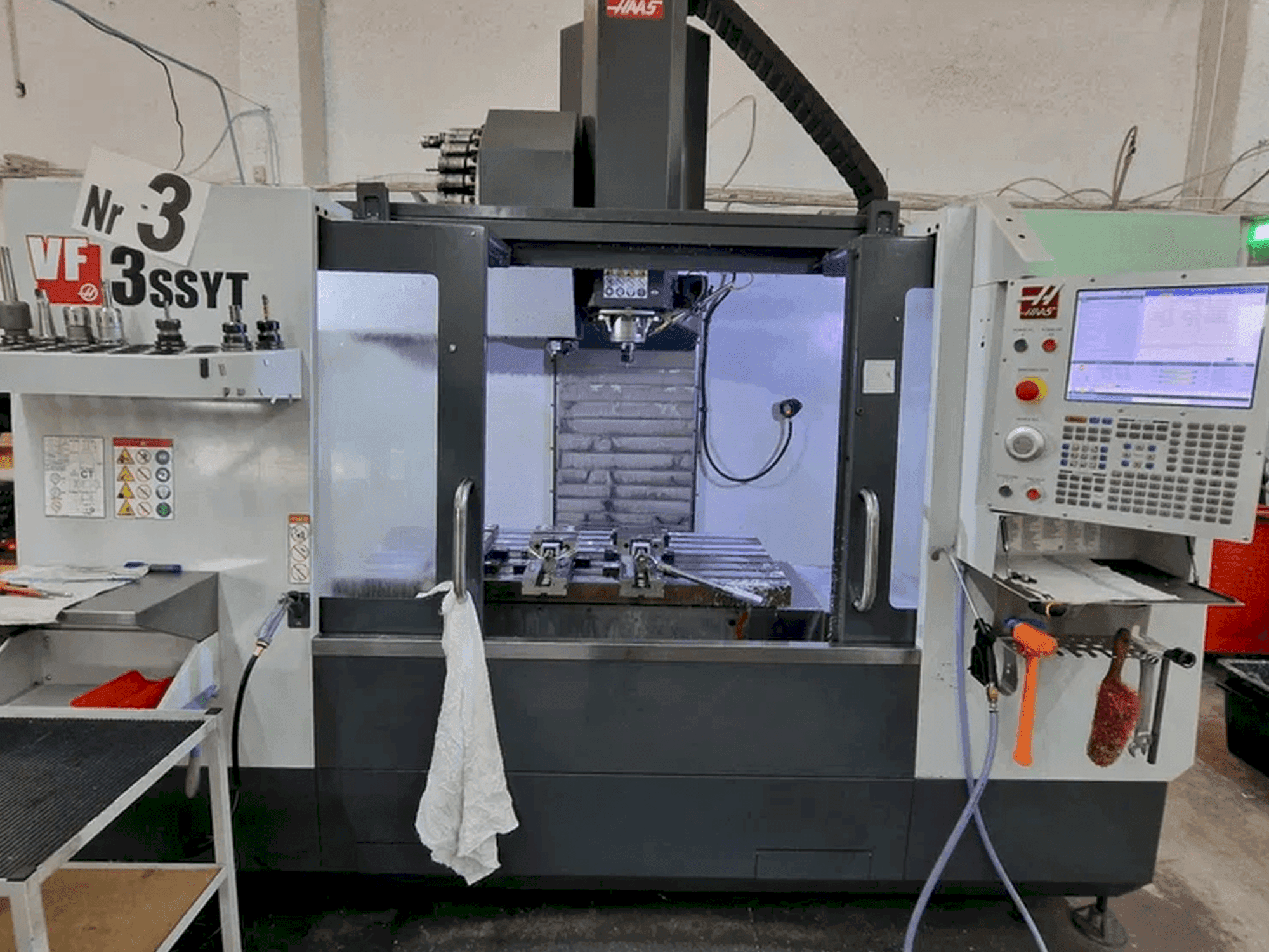 Vooraanzicht van HAAS VF-3 SSYT machine