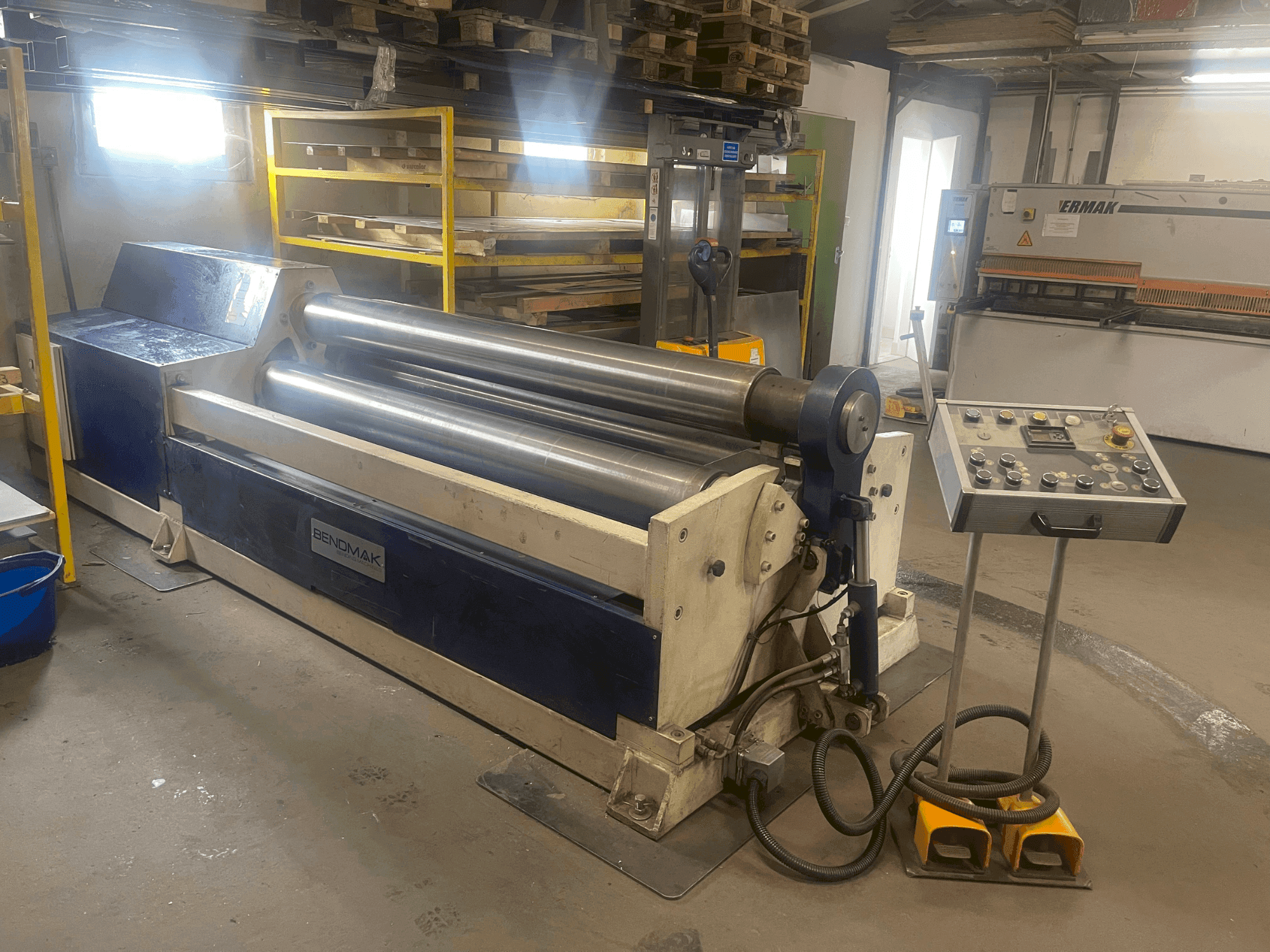 Vooraanzicht van BENDMAK CY3R-HS 20/08 machine