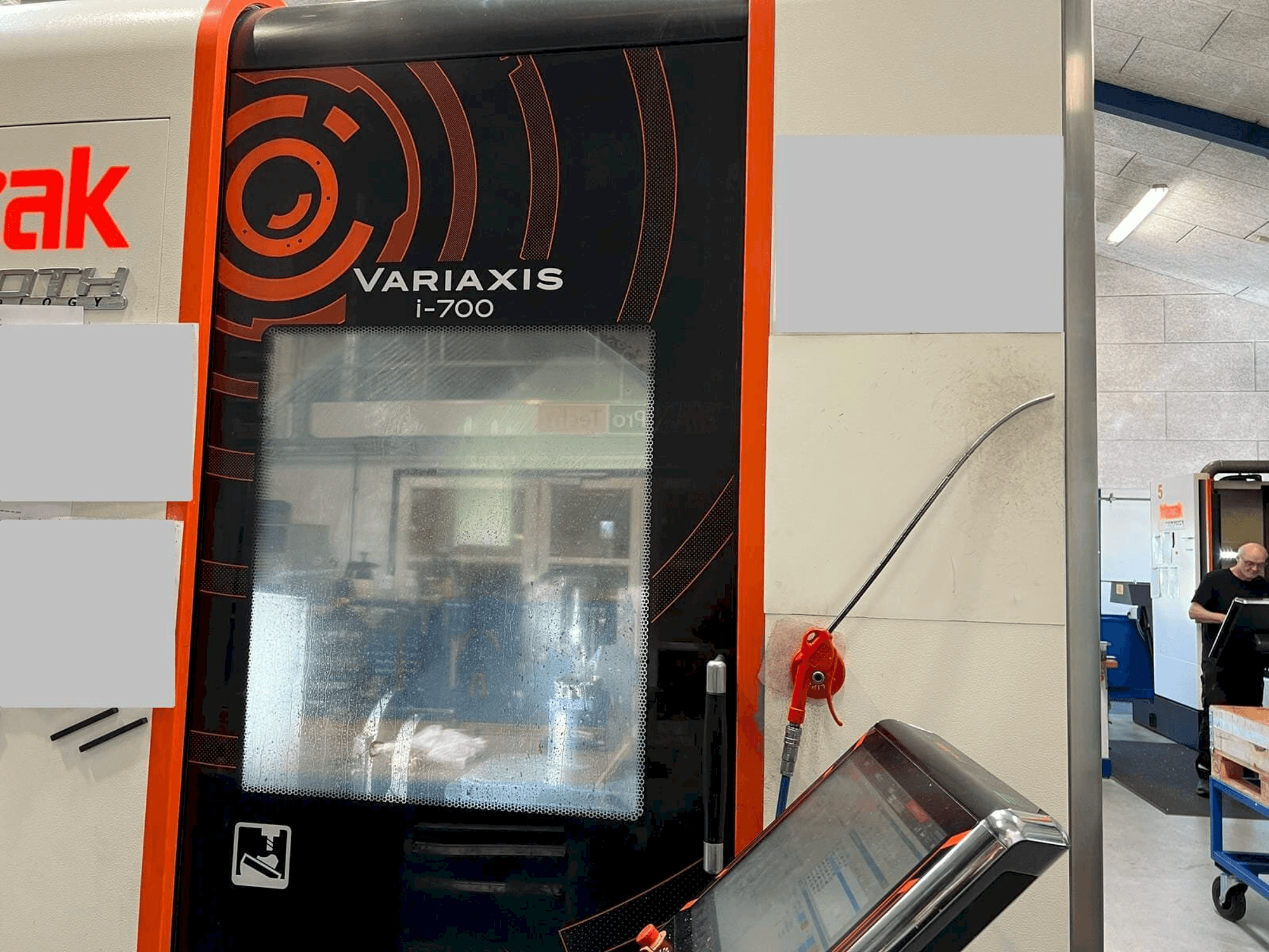 Vooraanzicht van Mazak Variaxis i-700 machine