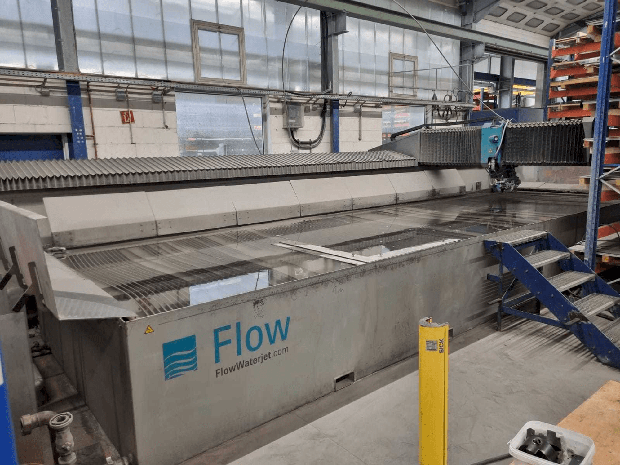 Vooraanzicht van Flow ADS 24/ll machine