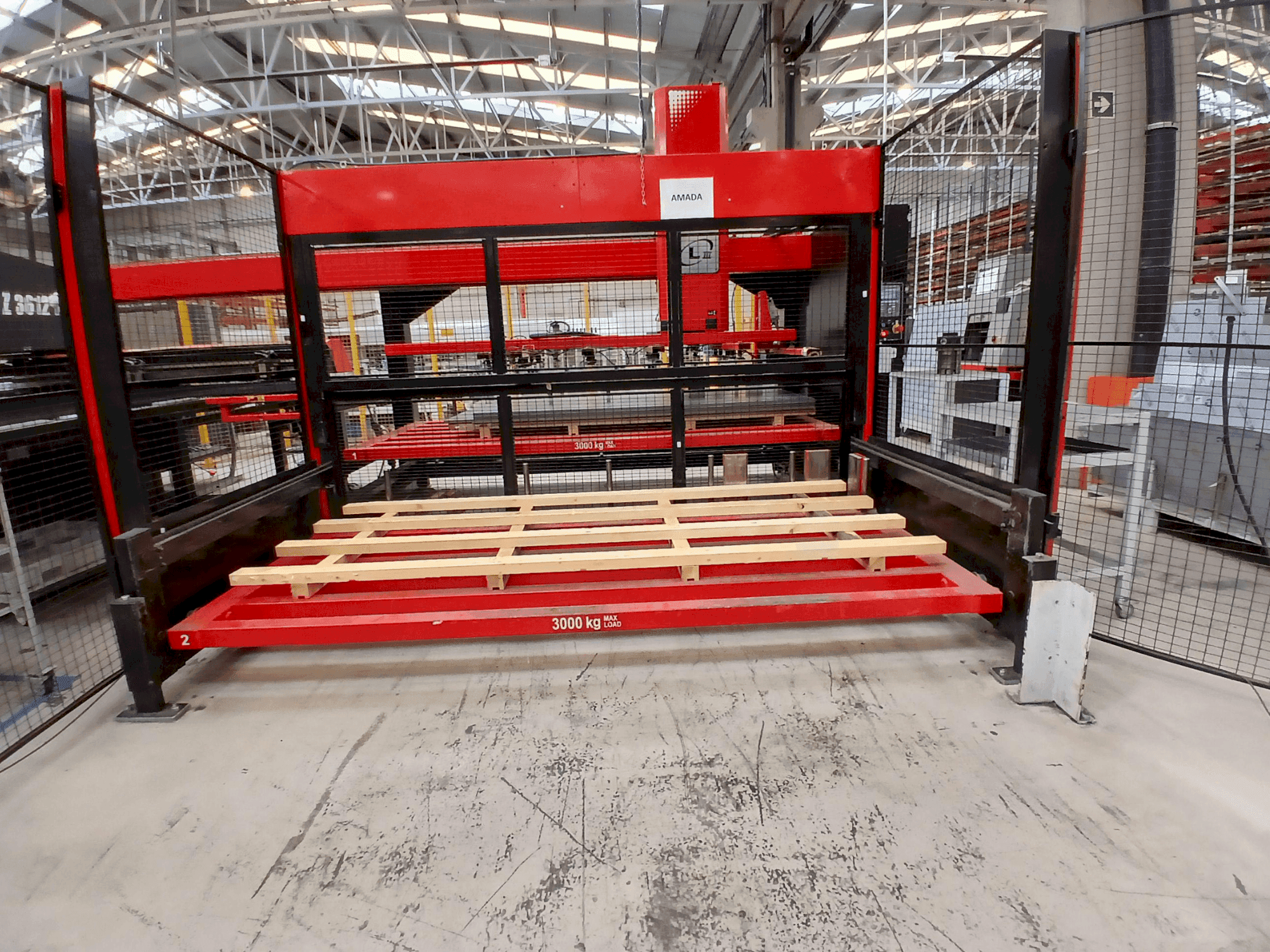 Vooraanzicht van AMADA EMZ3612M2 machine