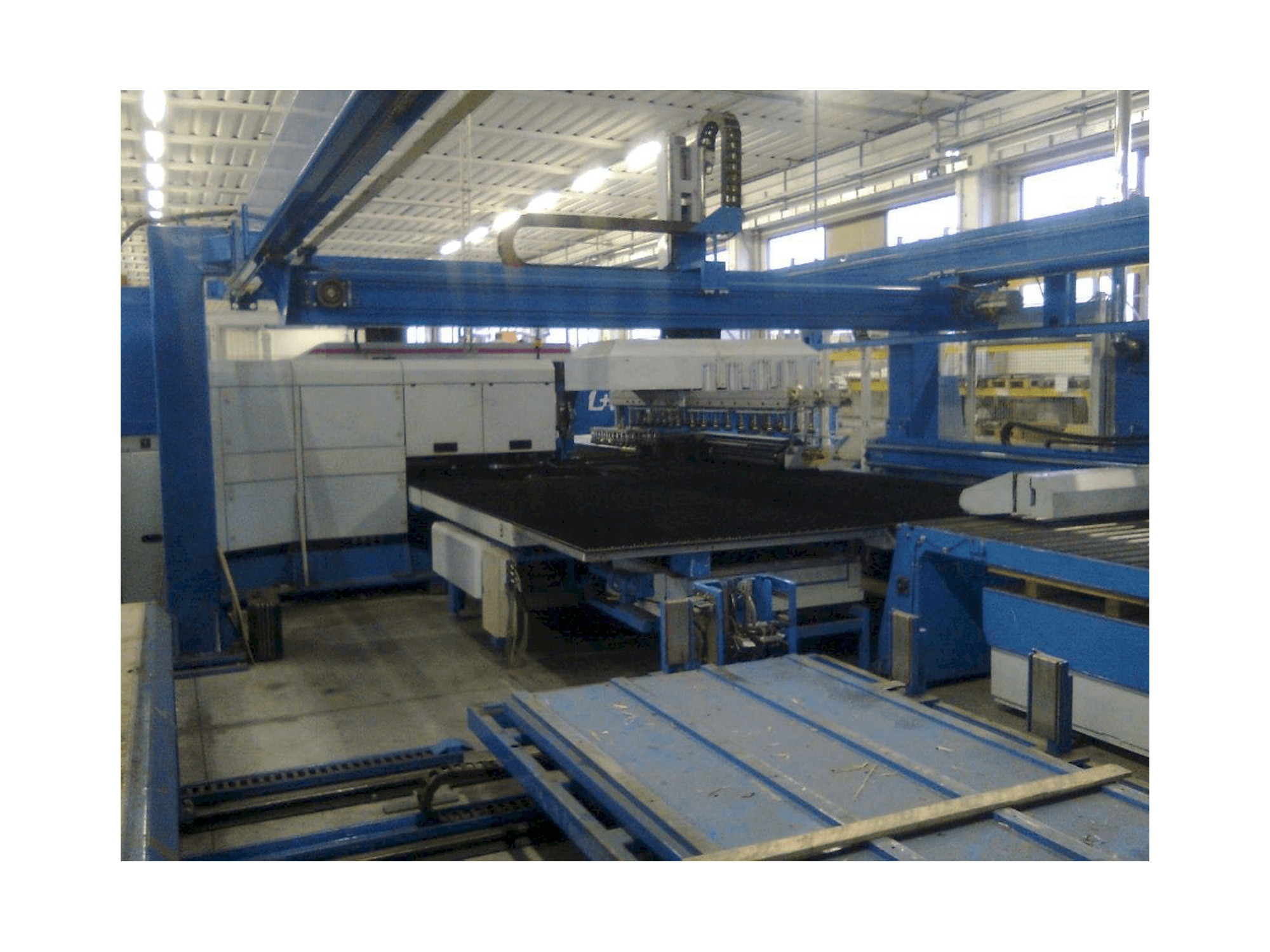 Vooraanzicht van Finn-Power LP6 machine