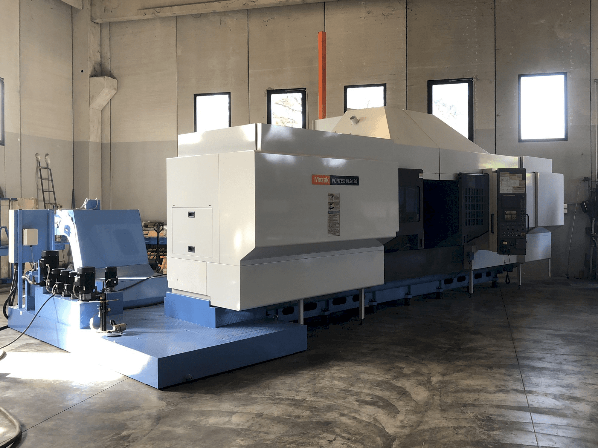 Vooraanzicht van Mazak VORTEX 815/120 machine