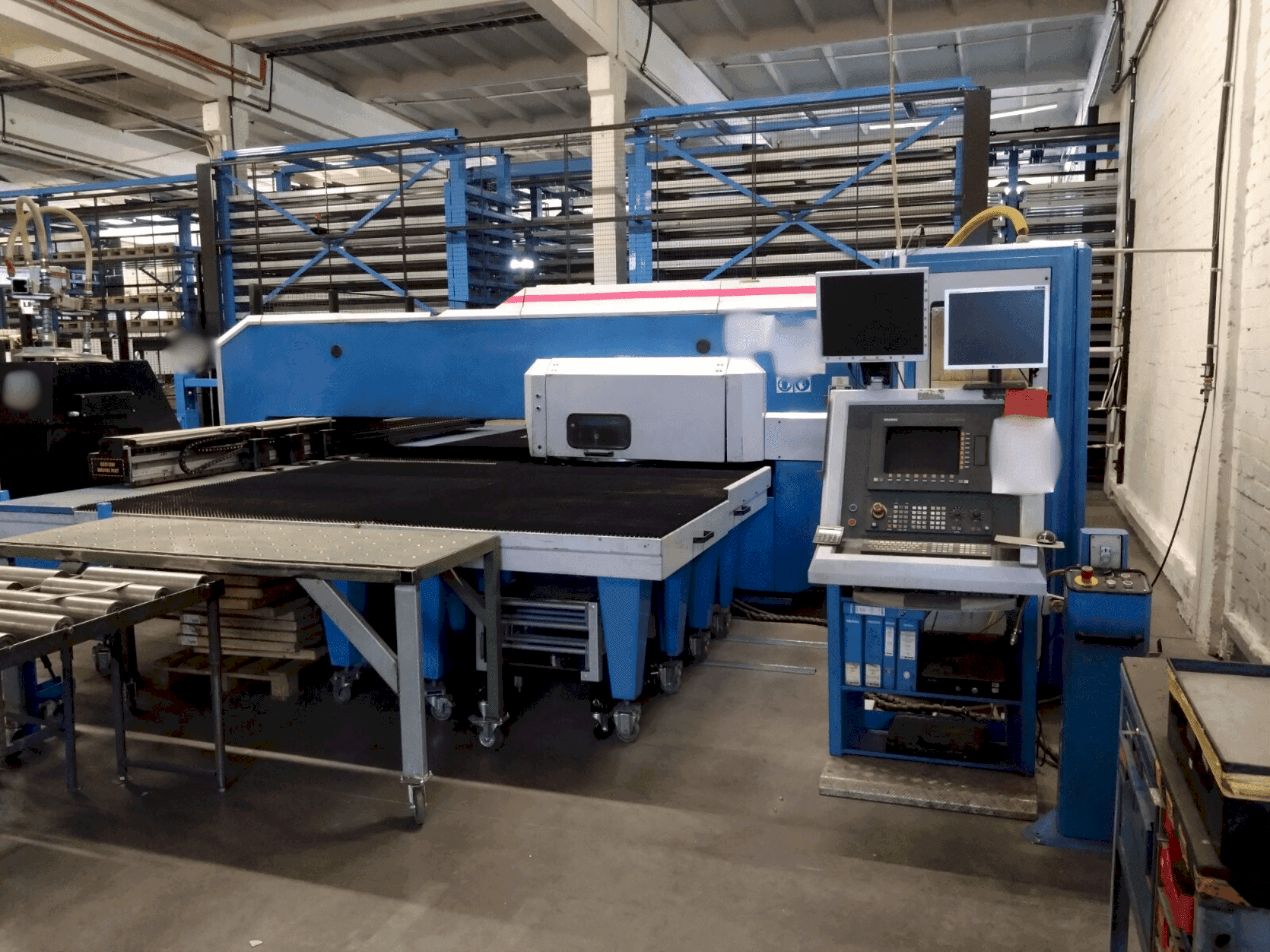 Vooraanzicht van Finn-Power F6-25 5B machine