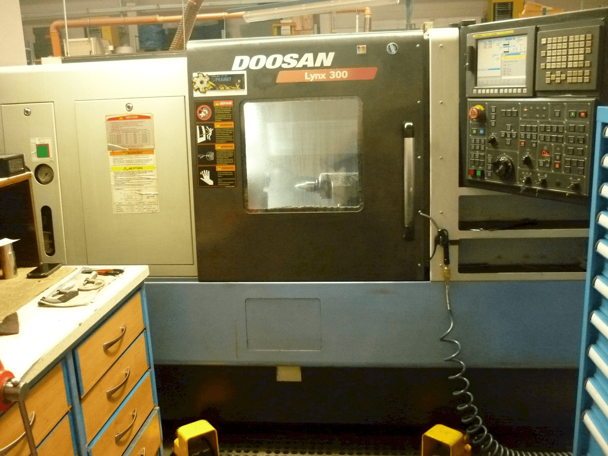 Vooraanzicht van Doosan LYNX 300 machine