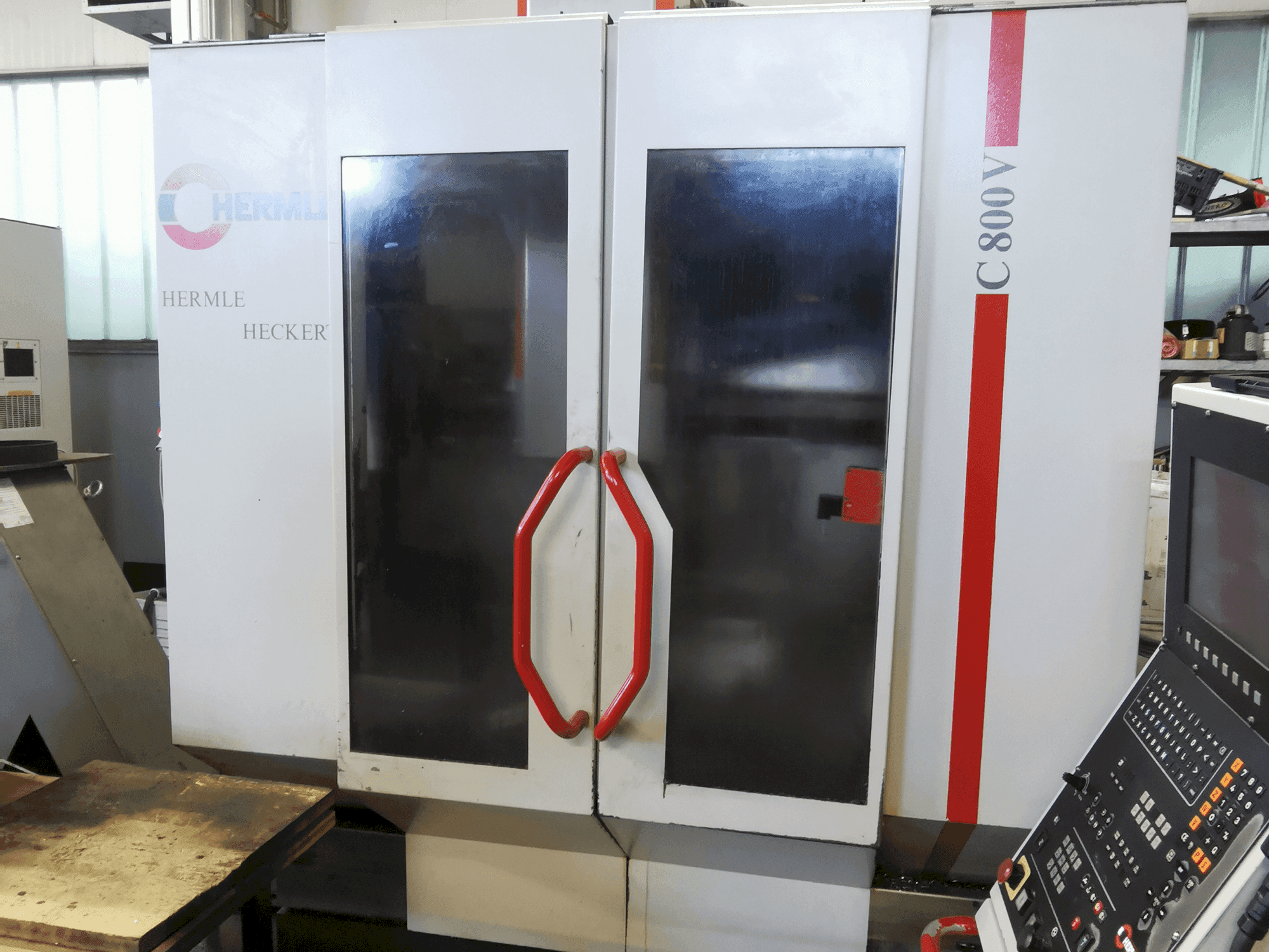 Vooraanzicht van HERMLE C 800 V machine