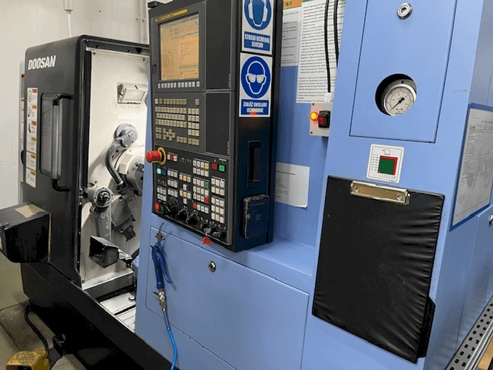 Vooraanzicht van DOOSAN Lynx 220 LMA machine