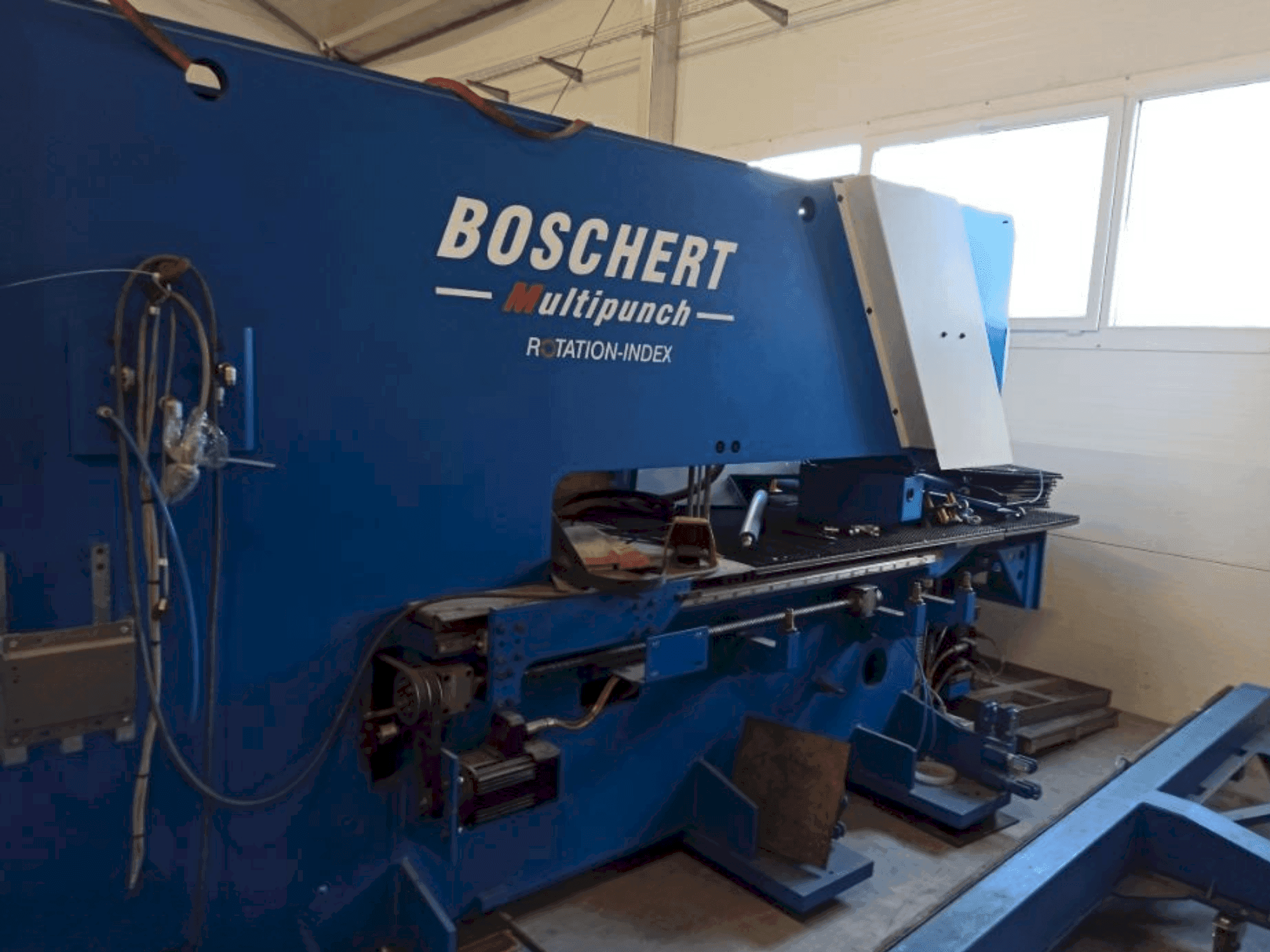 Vooraanzicht van BOSCHERT MULTIPUNCH 1250 machine