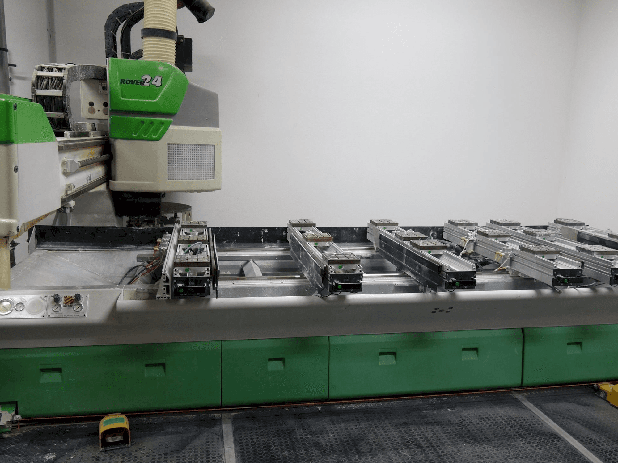 Vooraanzicht van BIESSE Rover 24 S machine