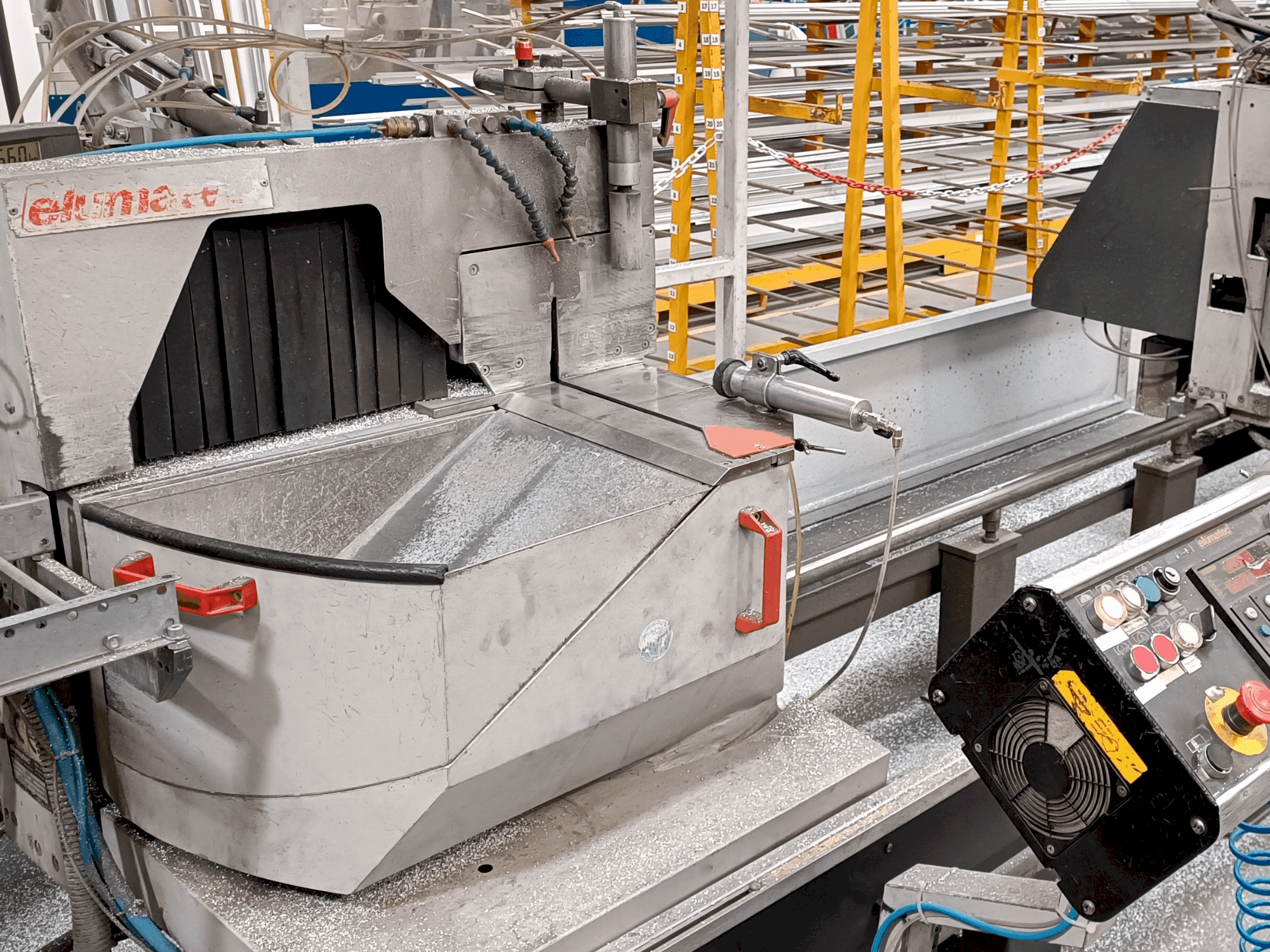 Vooraanzicht van Elumatec DG 104/02 E255 machine