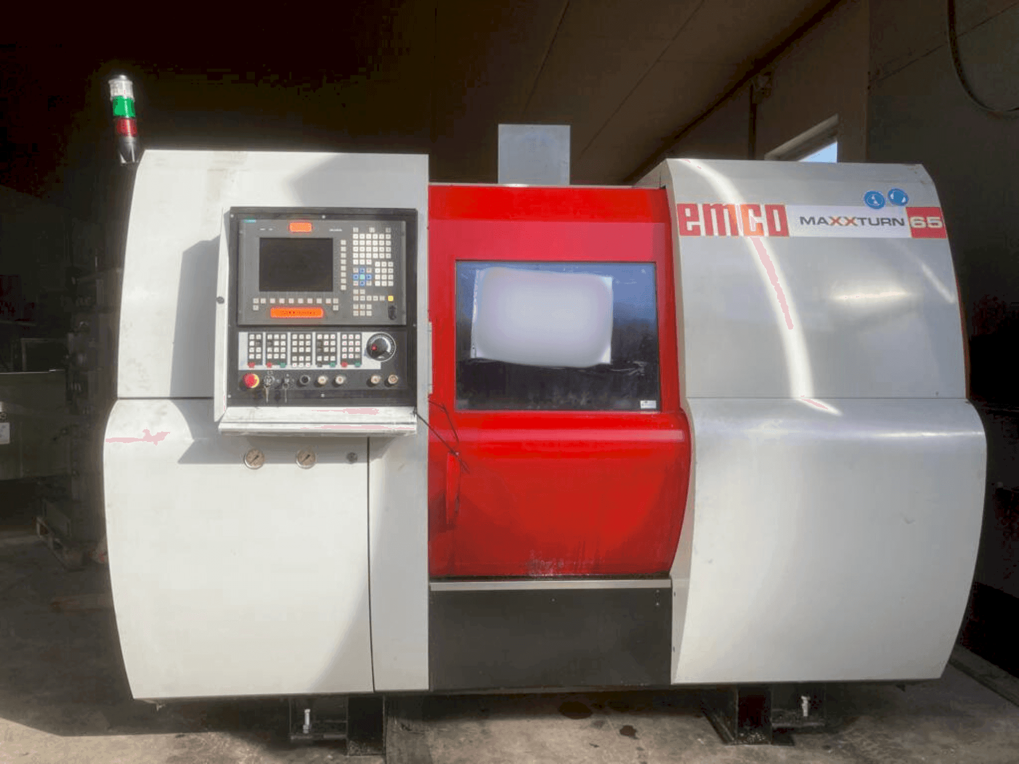 Vooraanzicht van EMCO Maxxturn 65 machine