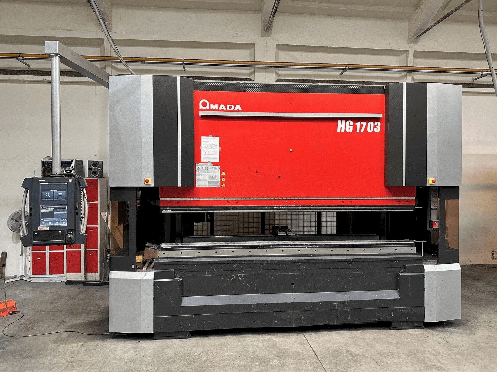 Vooraanzicht van AMADA HG-1703 machine