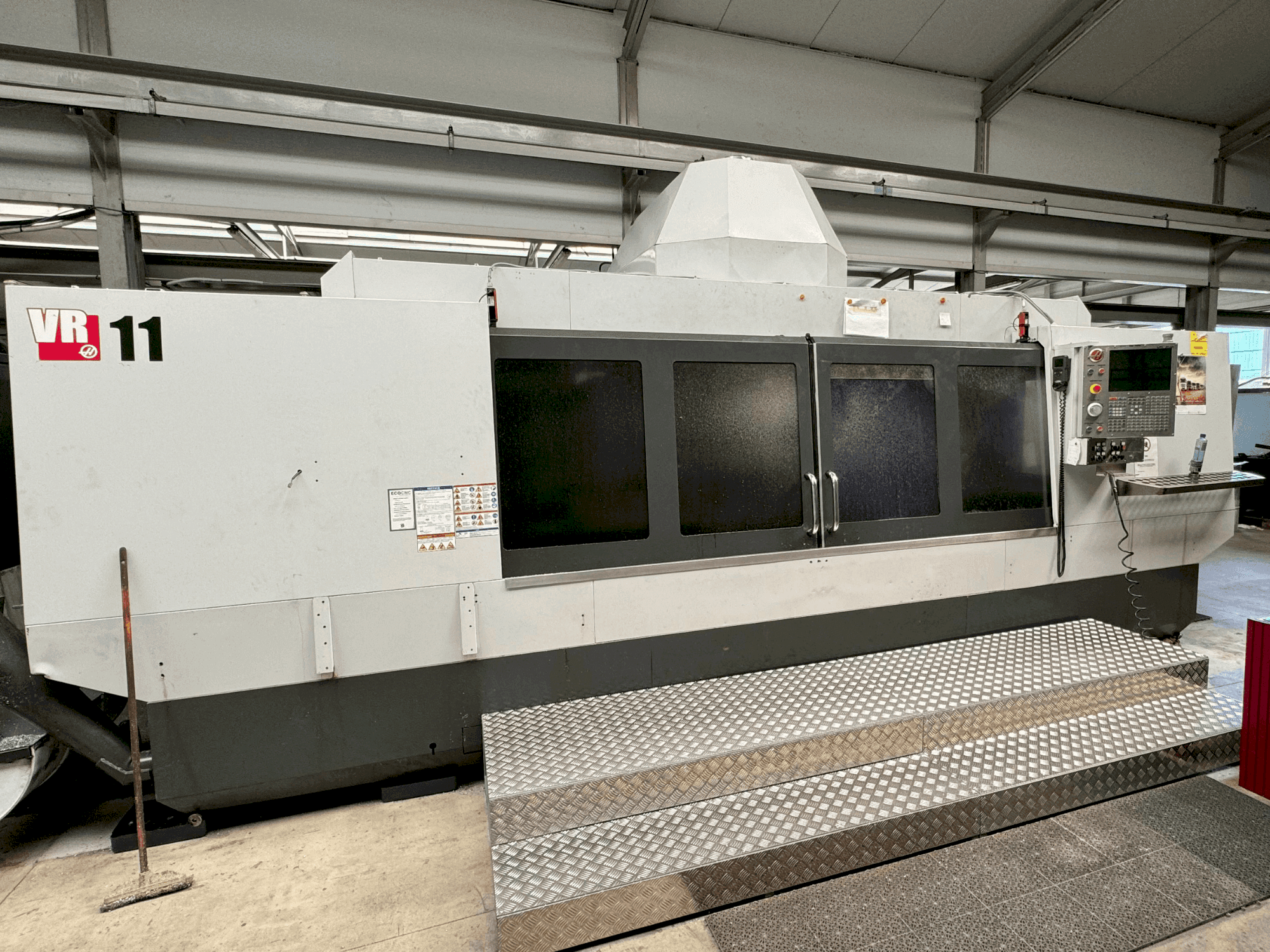 Vooraanzicht van HAAS VR-11 machine