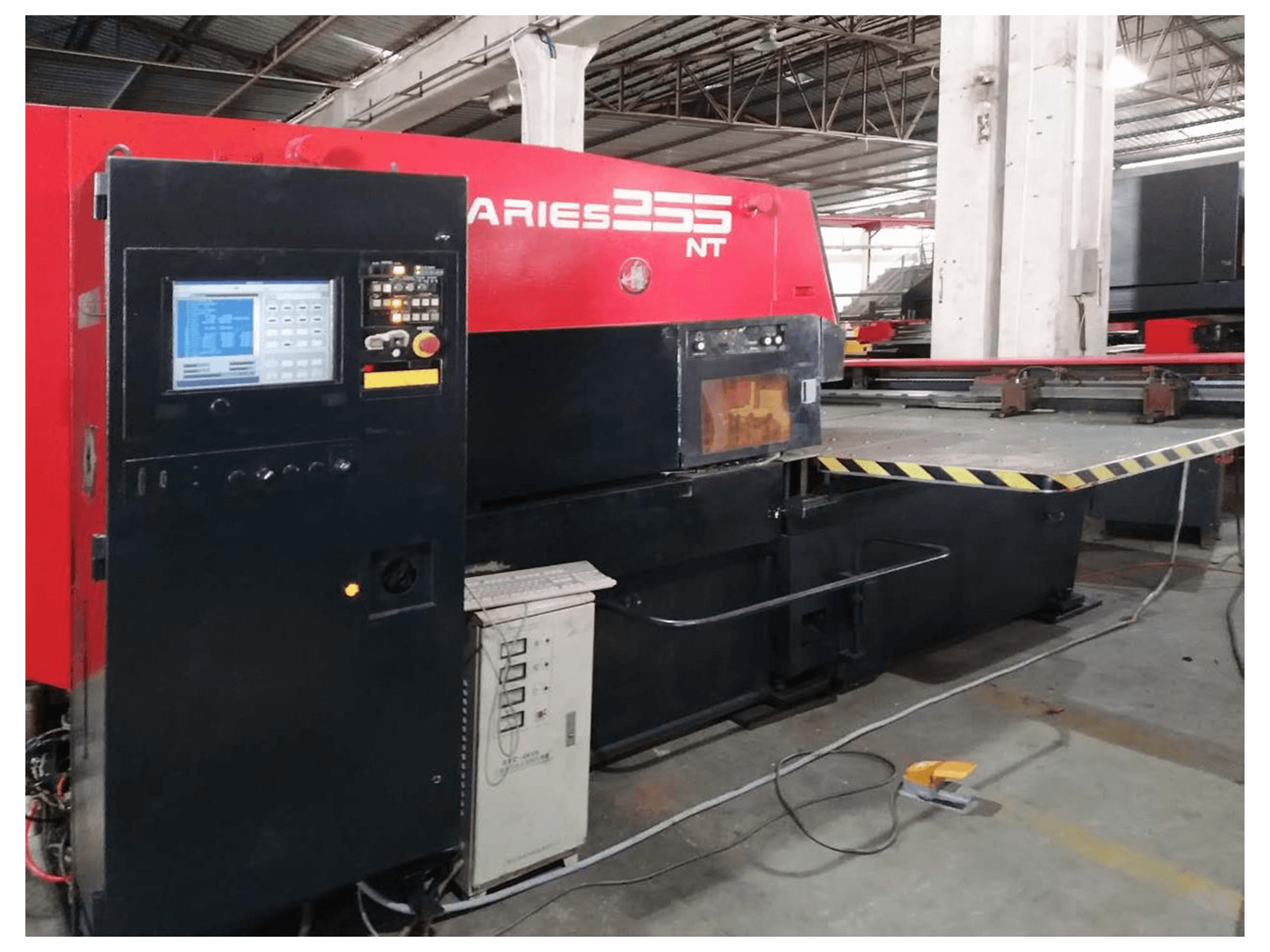 Links zicht van AMADA ARIES 255NT machine