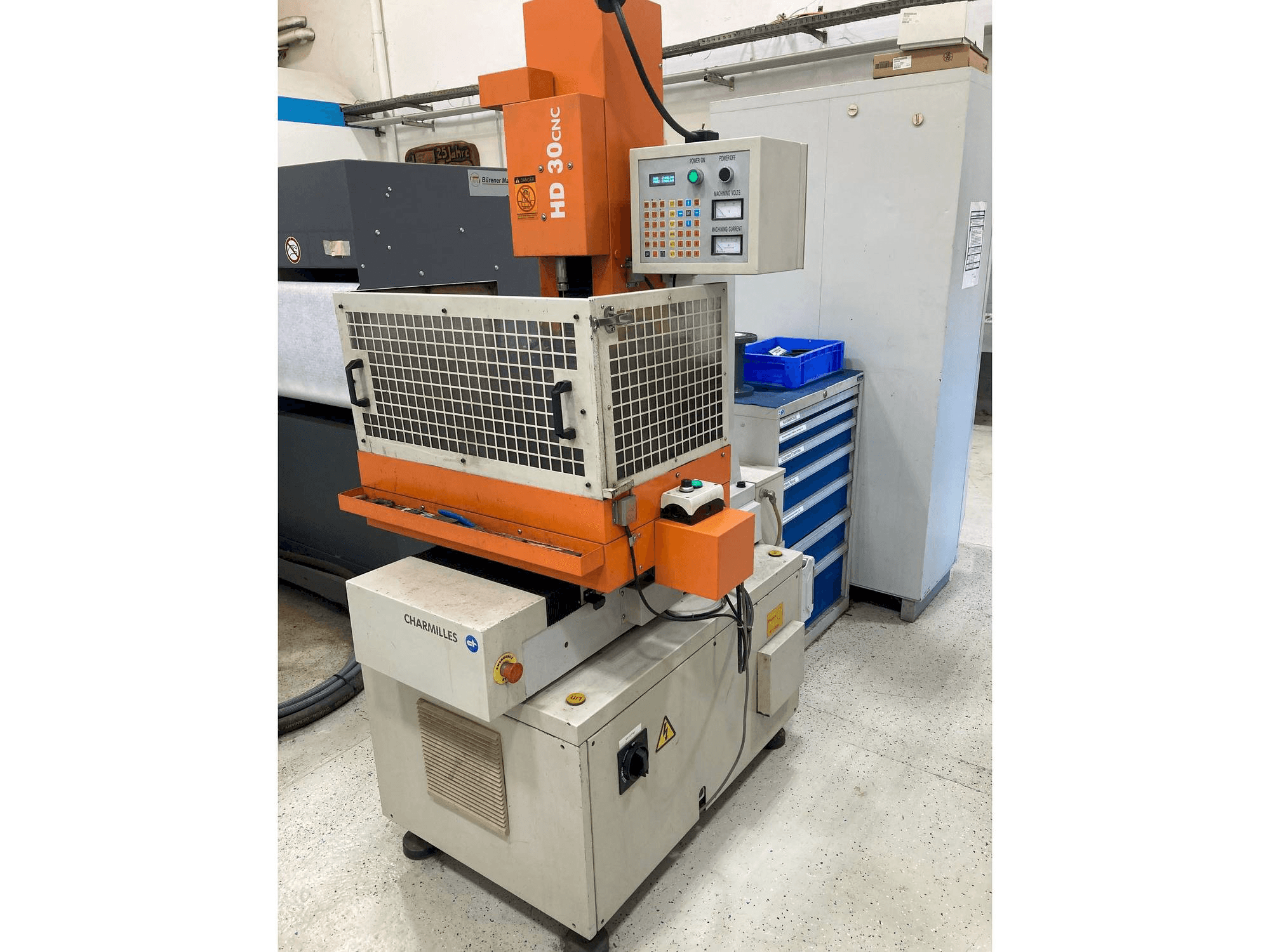 Vooraanzicht van CHARMILLES HD30CNC machine