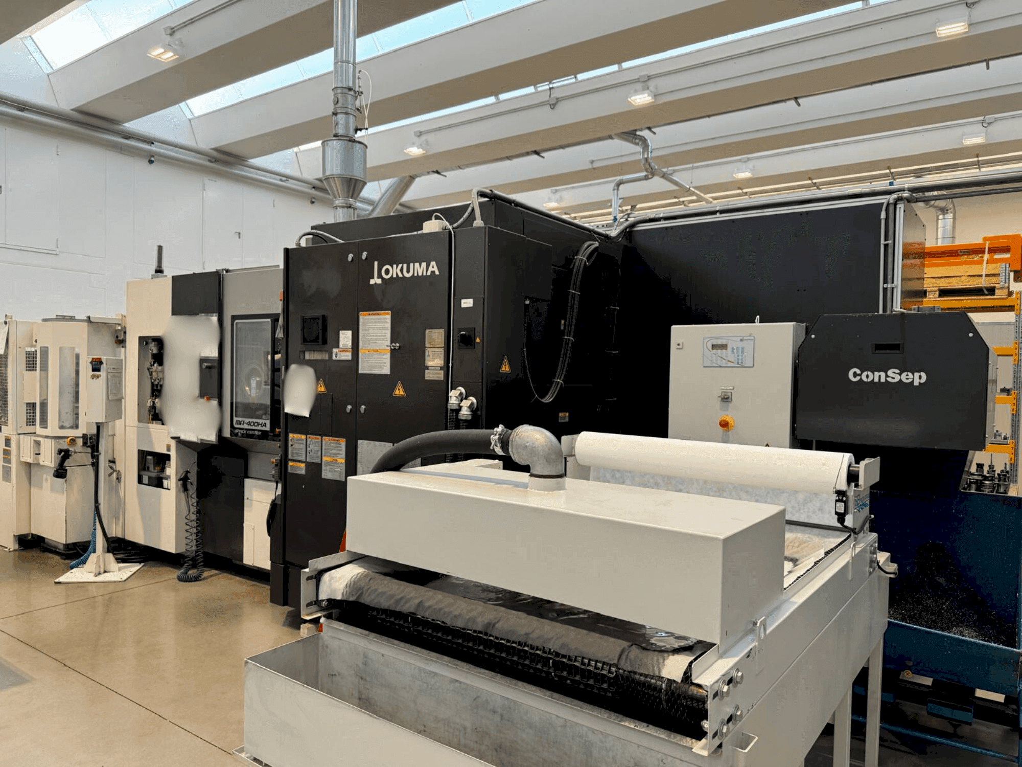 Vooraanzicht van Okuma MA-400HA machine